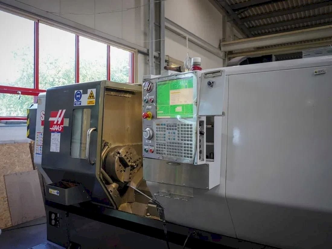 Vista Frontal da HAAS ST-30 máquina