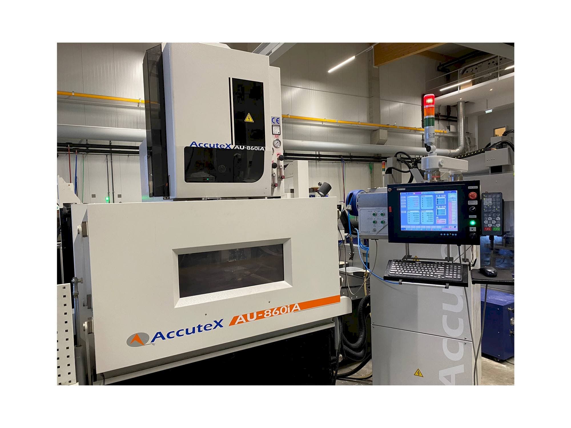 Vista Frontal da AccuteX AU-860iA máquina