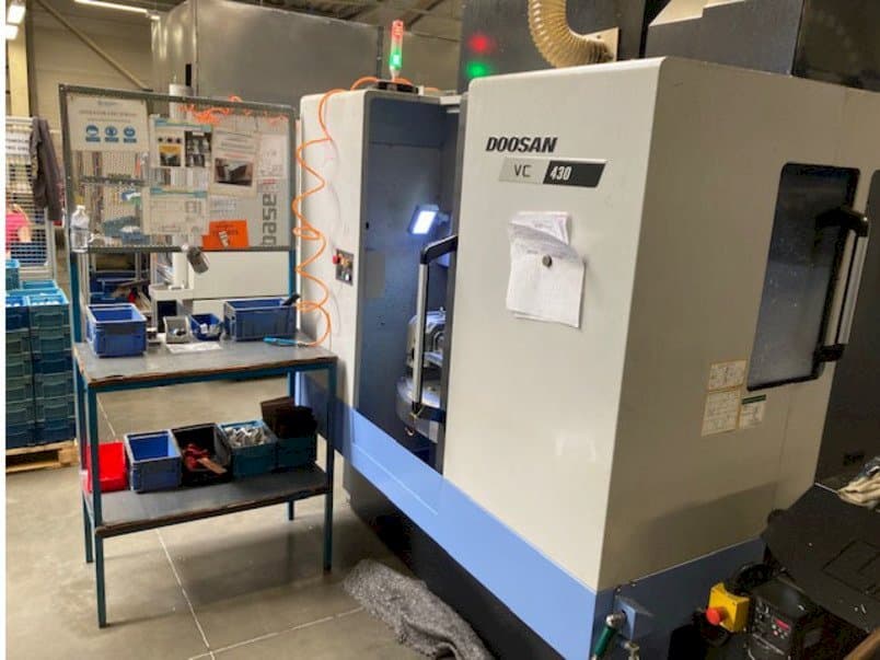 Vista Frontal da Doosan VC 430 máquina