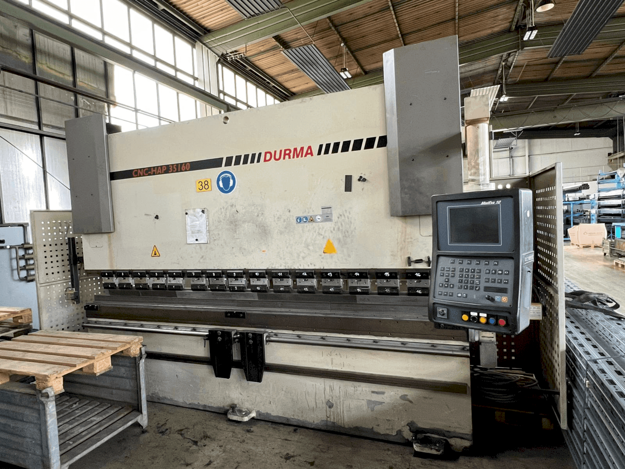 Vista Frontal  da Durma CNC HAP 35160  máquina