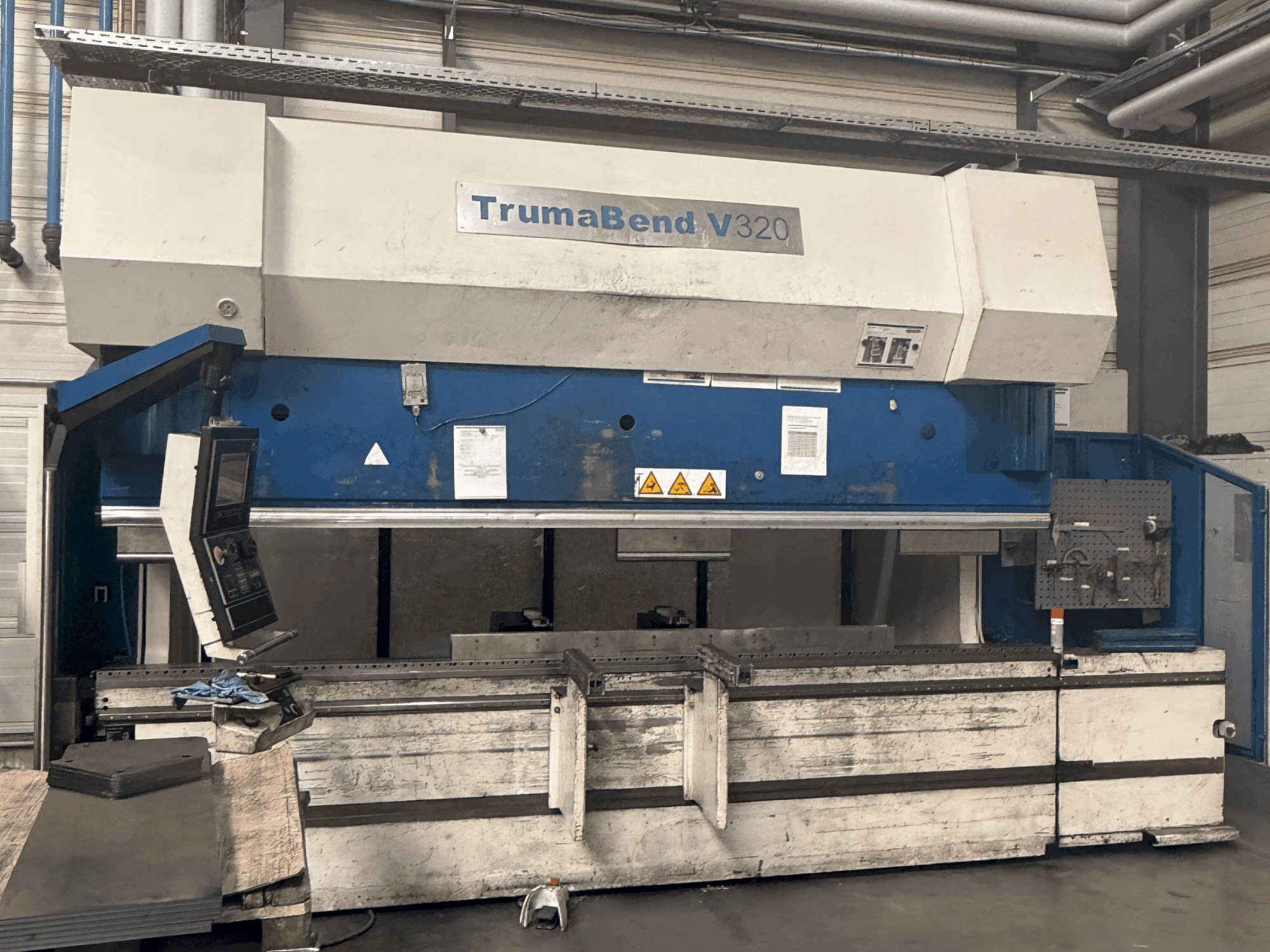 Vista Frontal da TRUMPF TrumaBend V320 máquina