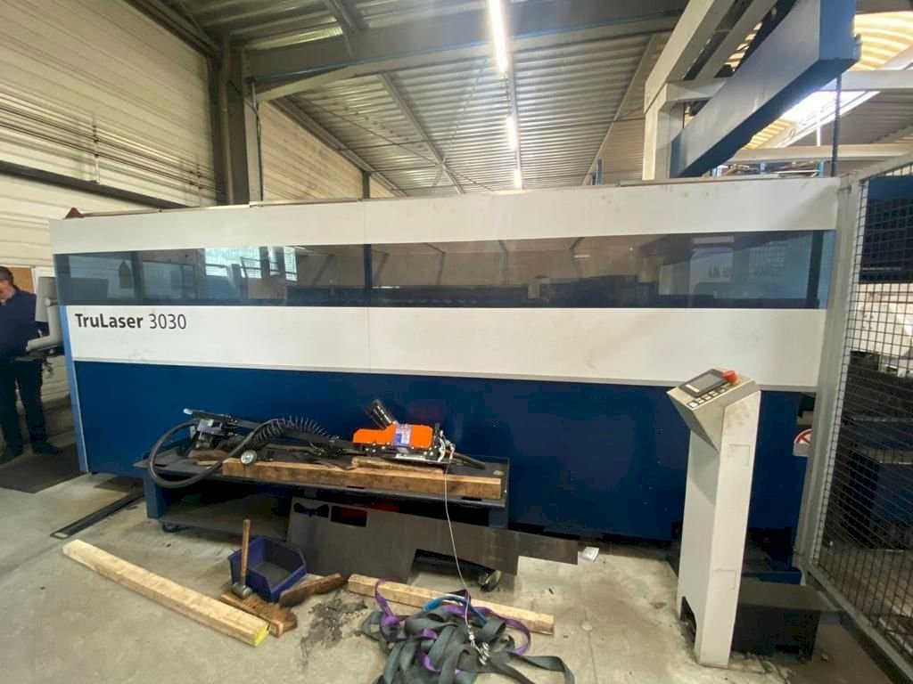 Vista Frontal da Trumpf Trulaser 3030 L20 máquina