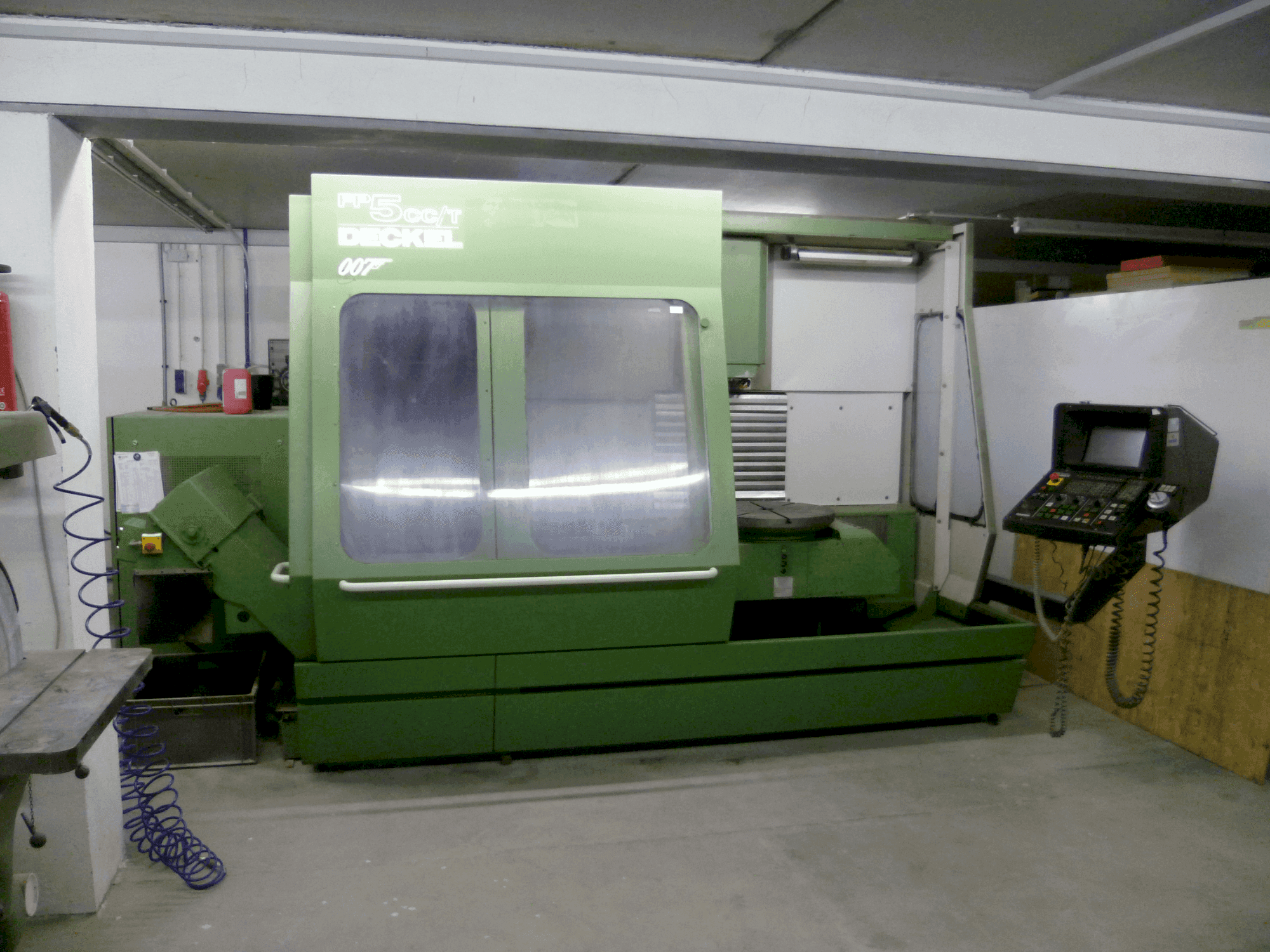 Vista Frontal da DECKEL FP5CCT máquina