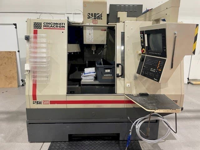 Vista Frontal da Cincinnati Milacron Sabre 500 máquina