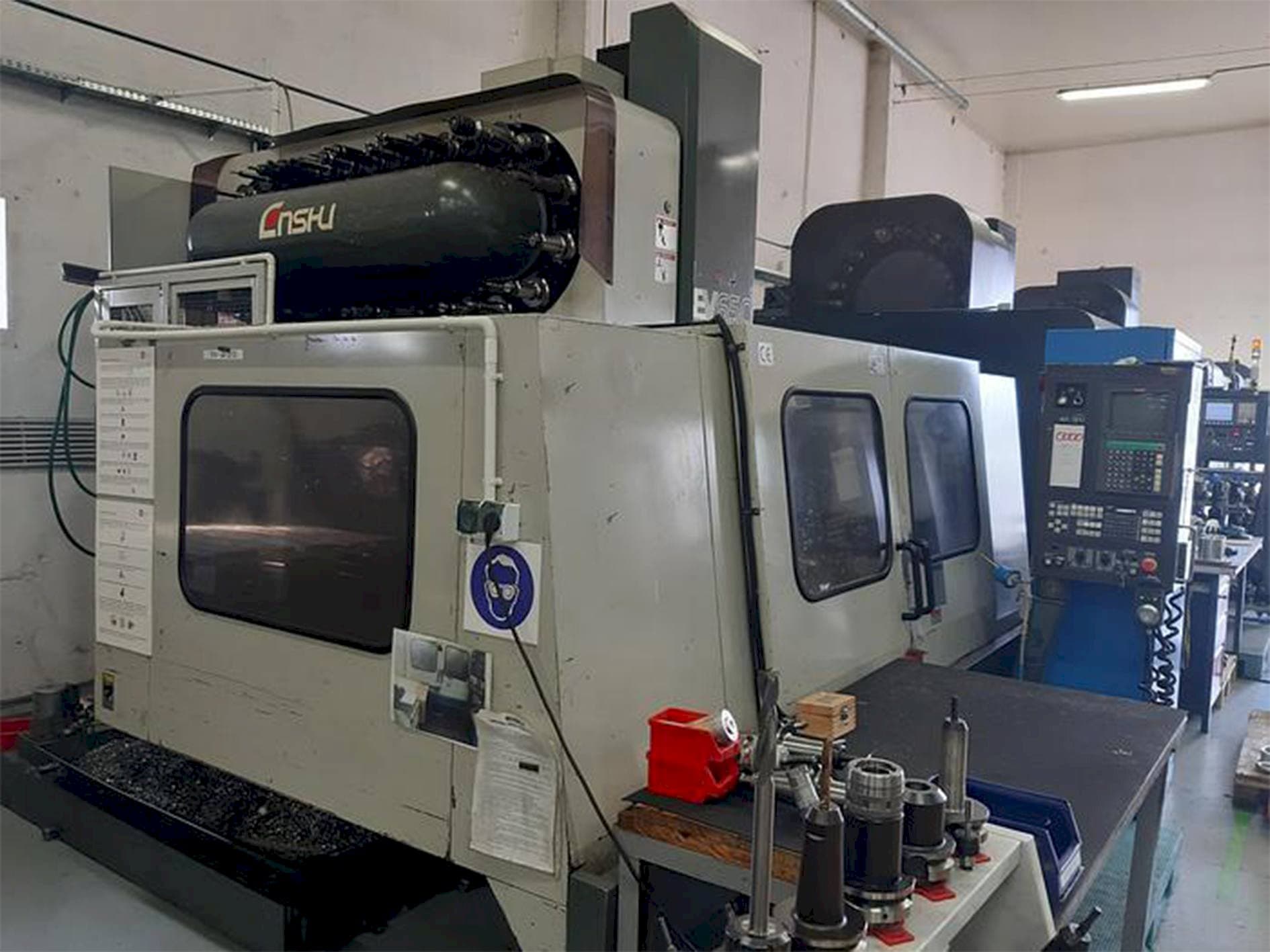 Vista Frontal da Enshu EV 650 máquina