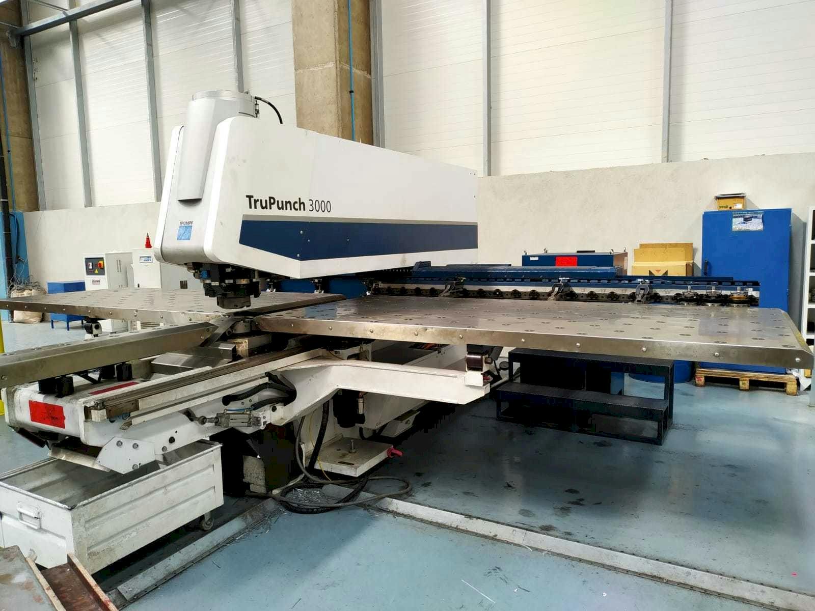 Vista Frontal  da Trumpf TruPunch 3000  máquina