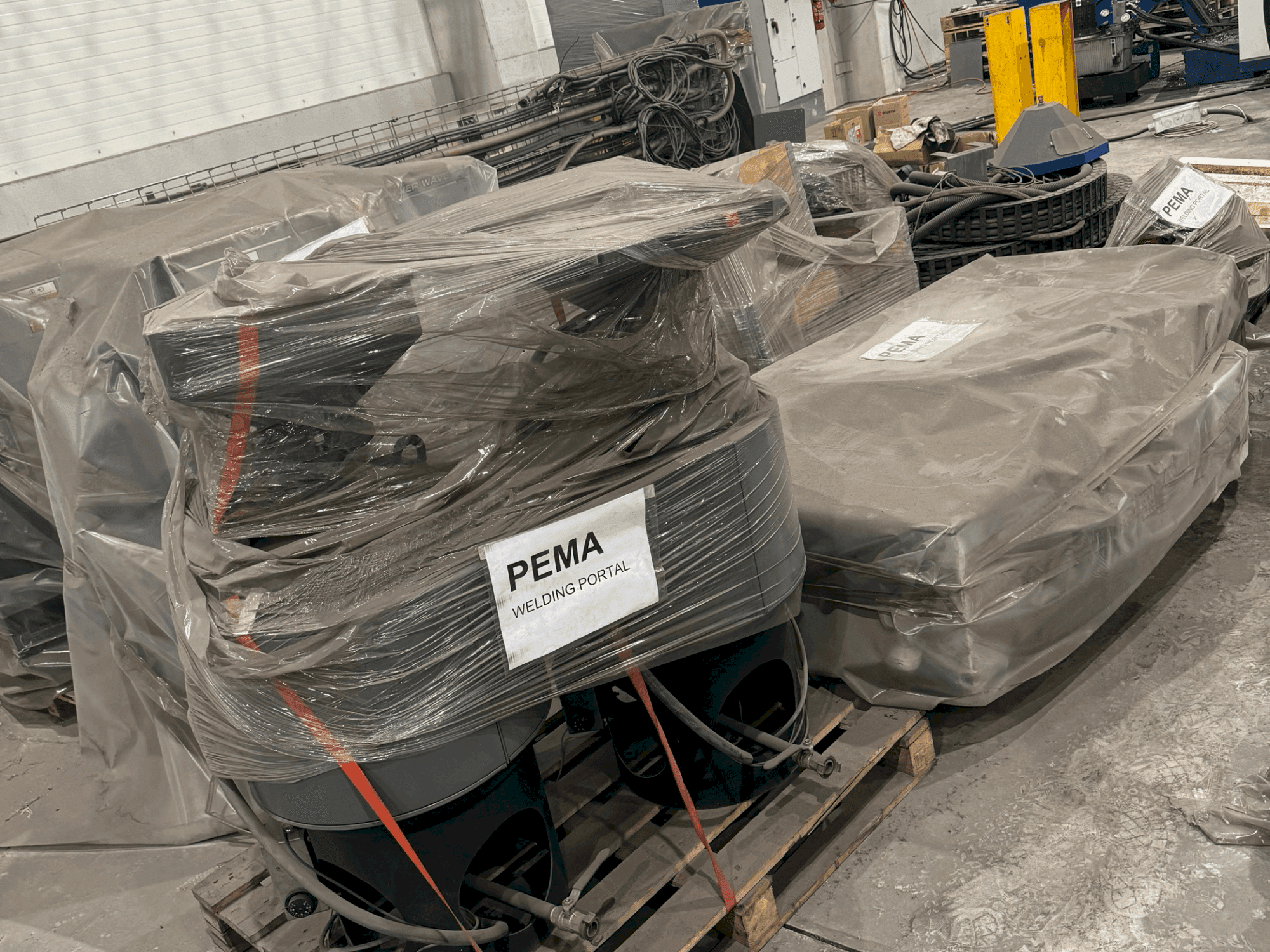 Vista Frontal da PEMA Column & Boom HD 4x4 Twin SAW máquina