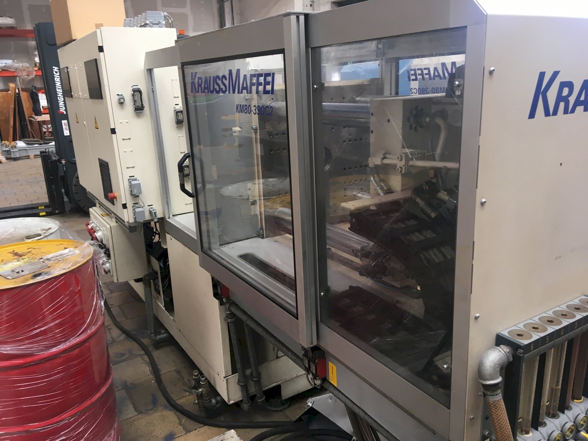 Vista Direita da Krauss Maffei 80/390 C2 máquina