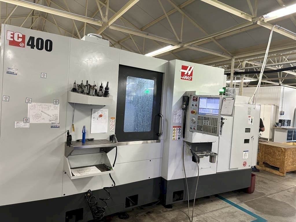 Vista Frontal da HAAS EC-400 máquina