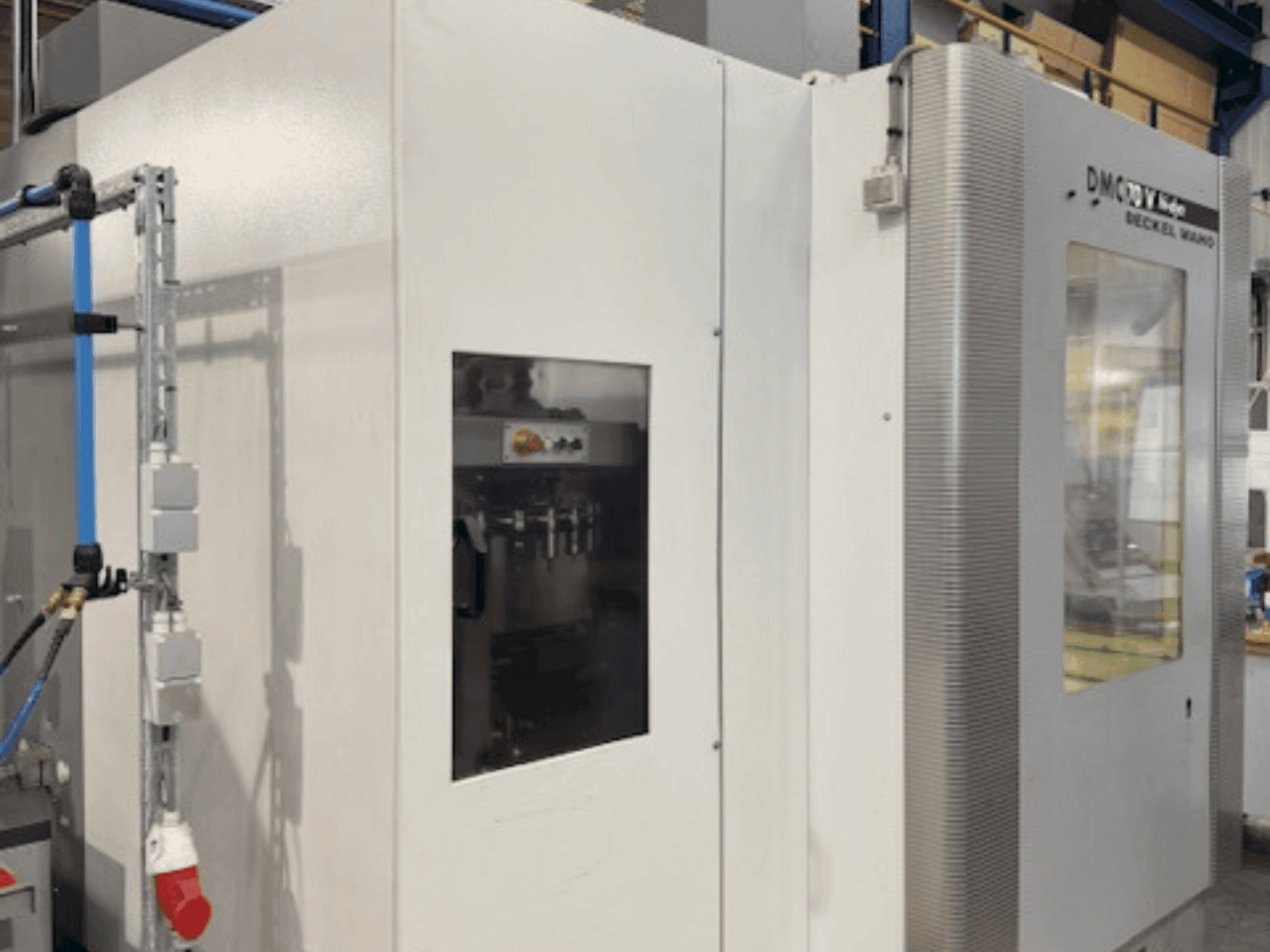 Vista Frontal da DECKEL MAHO DMC 70V Hi-Dyn máquina