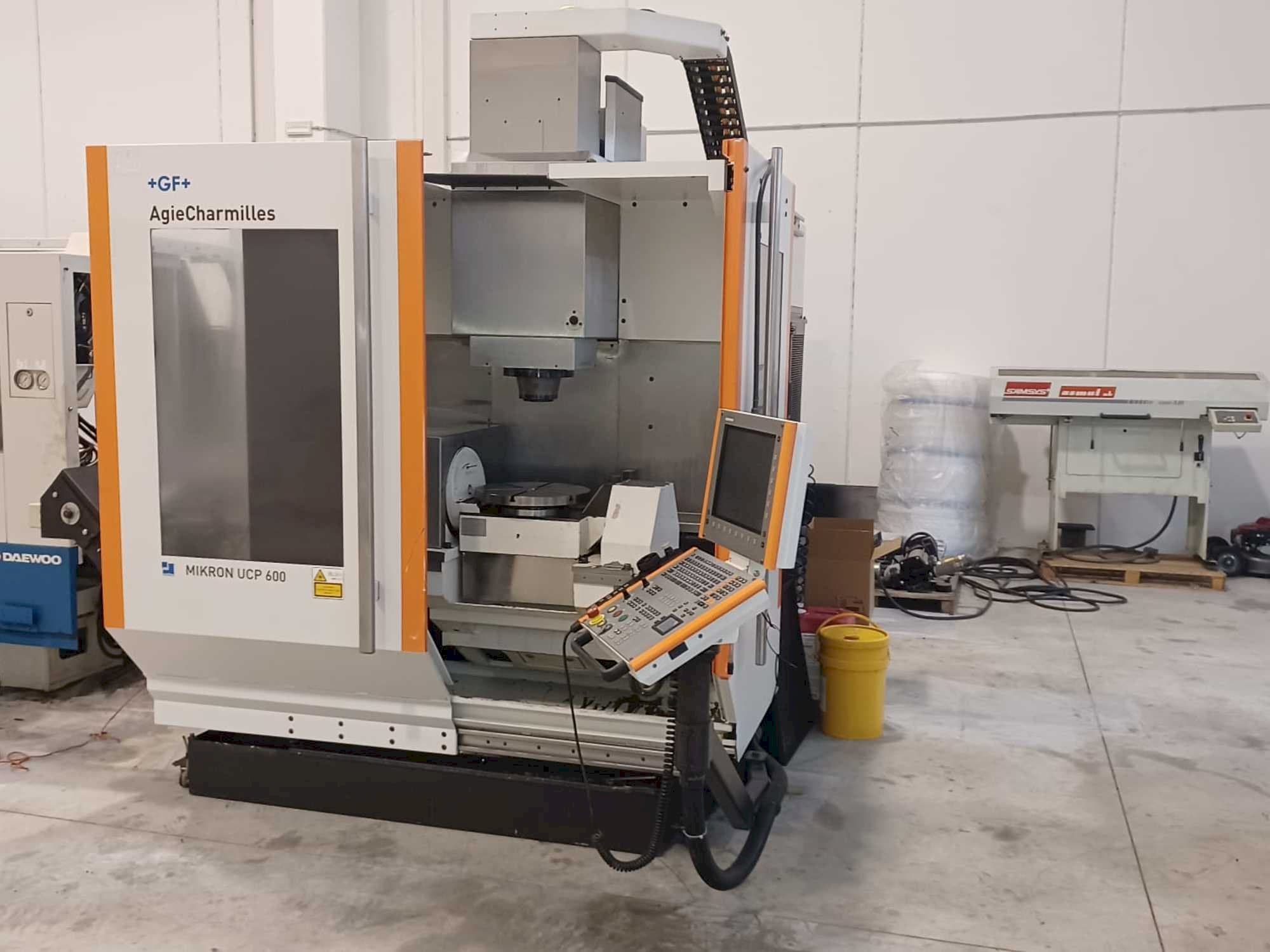 Vista Frontal  da AgieCharmilles Mikron UCP 600  máquina