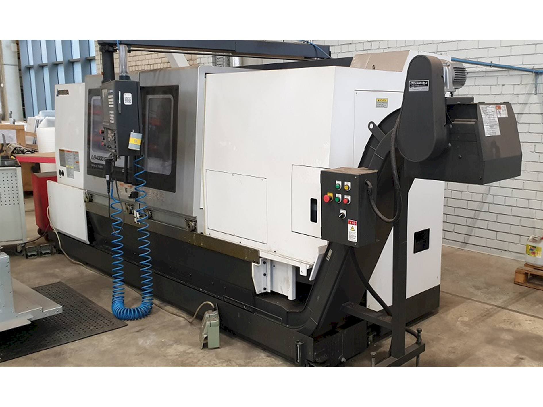 Vista Frontal da Okuma LB4000EXII máquina