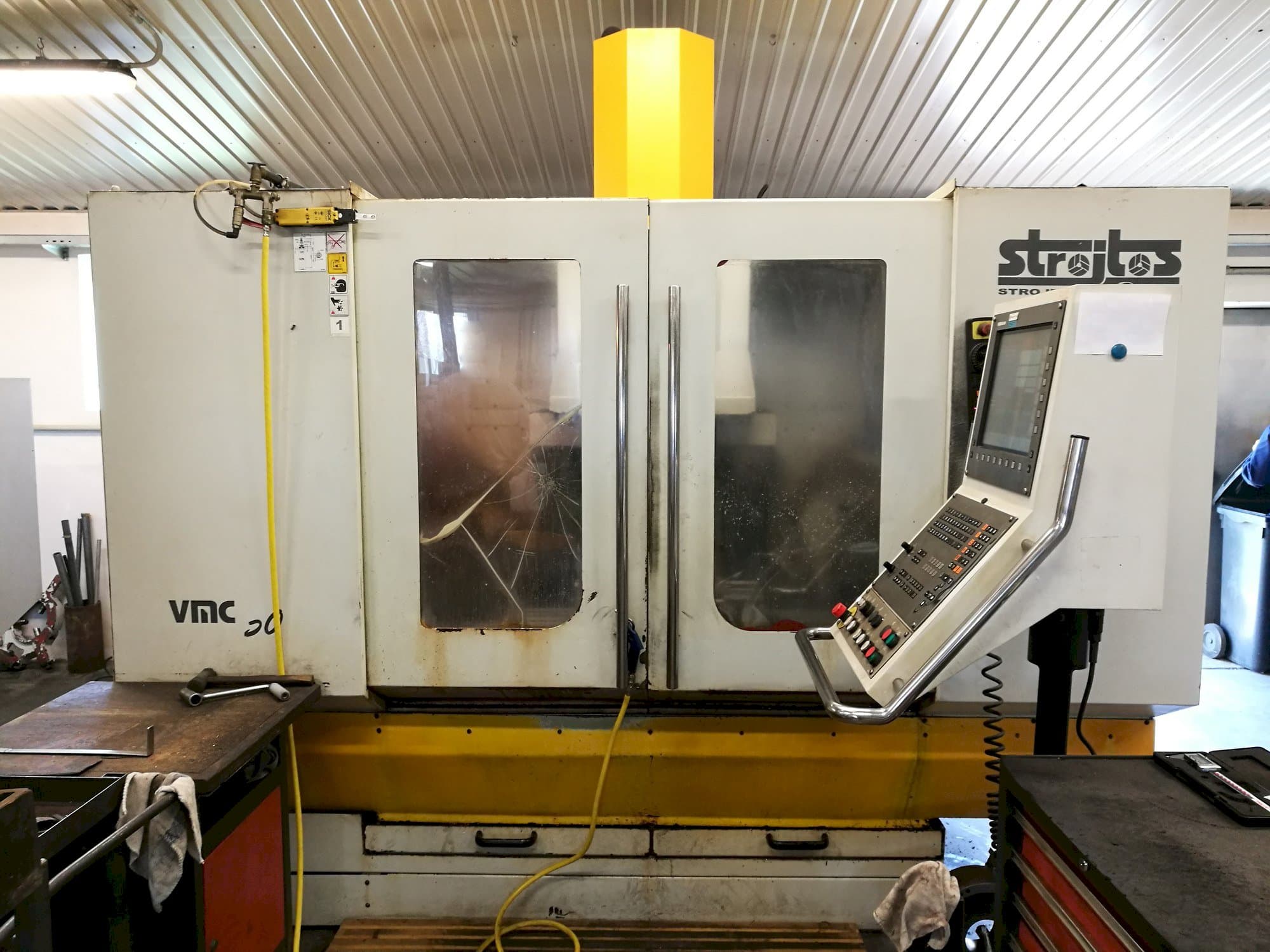 Vista Frontal da Strojtos VMC 50 máquina