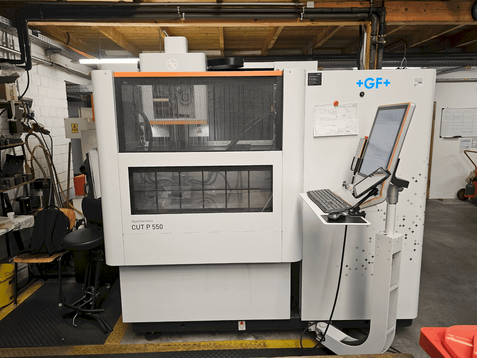 Vista Frontal  da AgieCharmilles CUT P 550  máquina