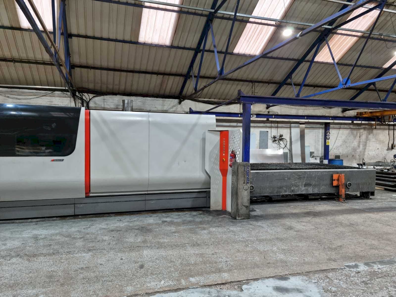 Vista Frontal  da Bystronic Bystar Fiber 4020 10KW  máquina