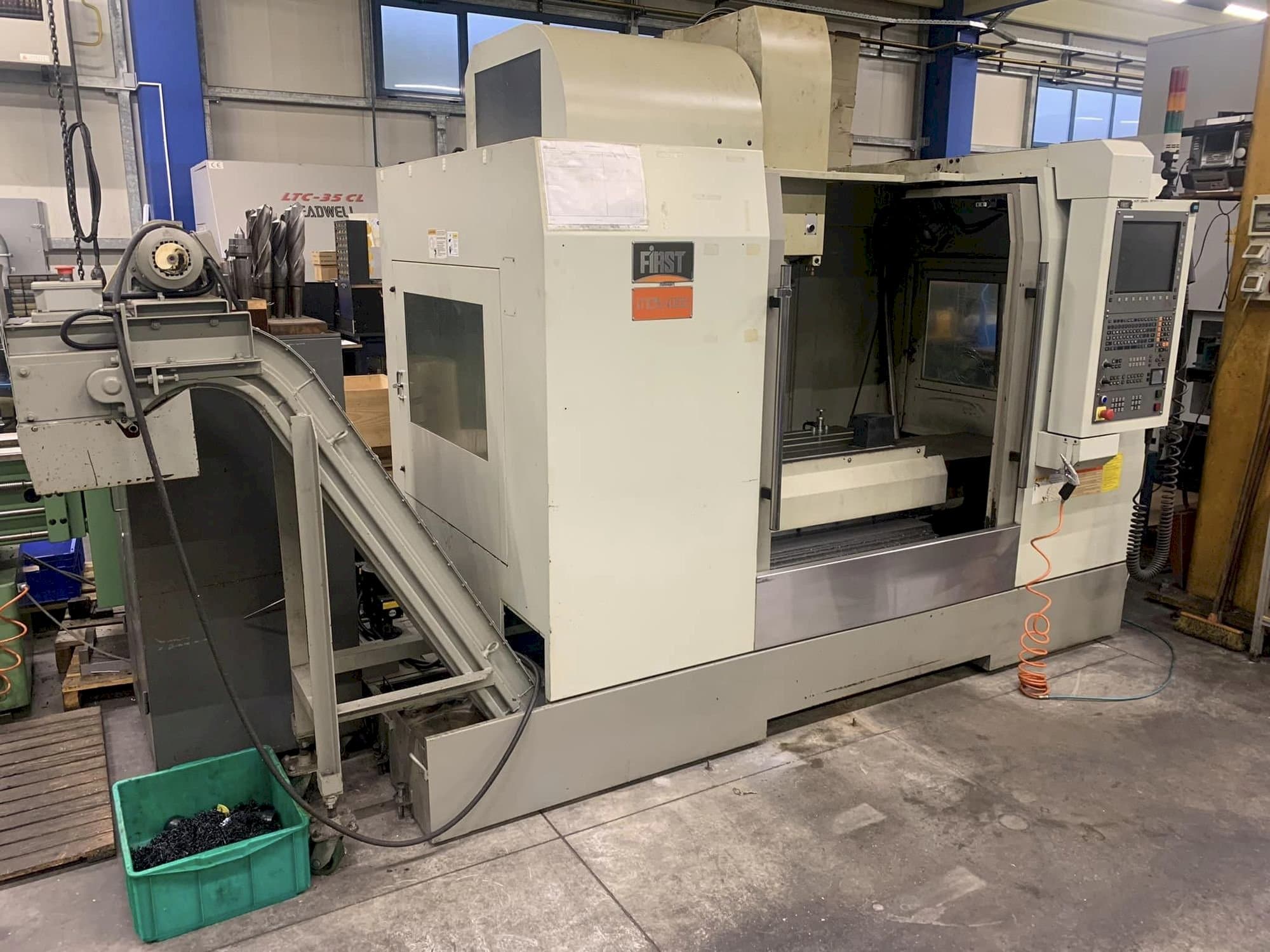 Vista Frontal da FIRST MCV 1000 máquina