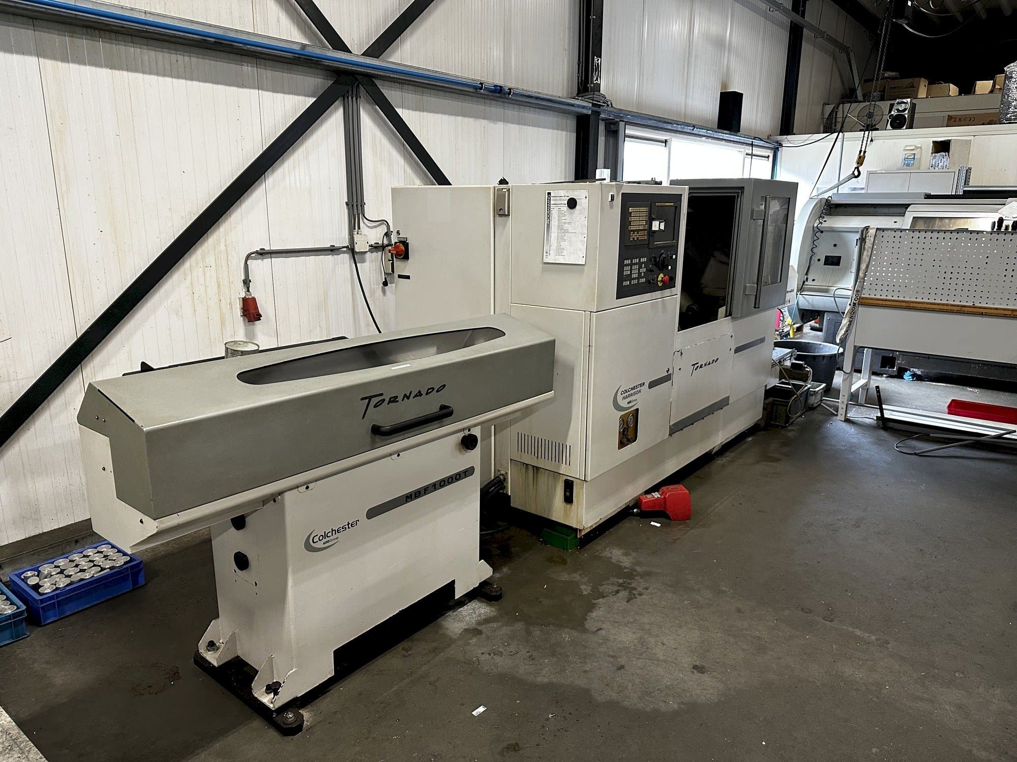 Vista Frontal da Colchester Tornado T2 máquina