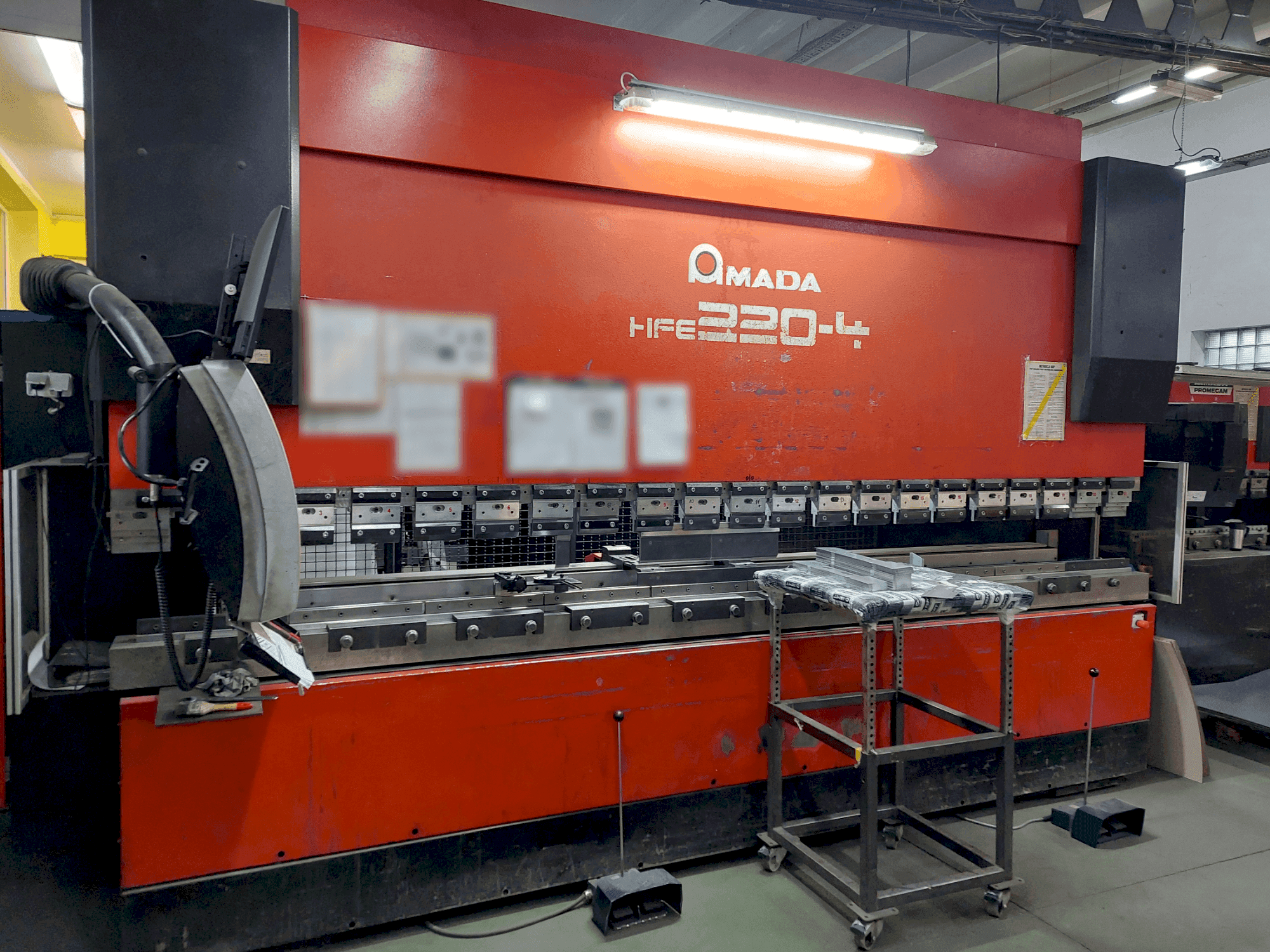 Vista Frontal da AMADA HFE 220-4 máquina