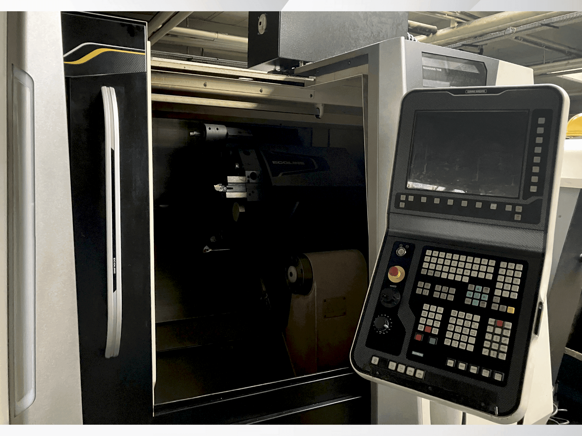 Vista Frontal da DMG MORI ecoTurn 450 V1 máquina