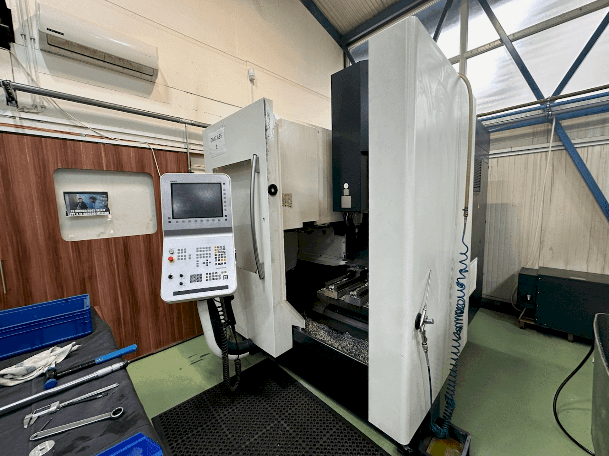 Vista Frontal da DMG MORI DMC 635 V eco máquina