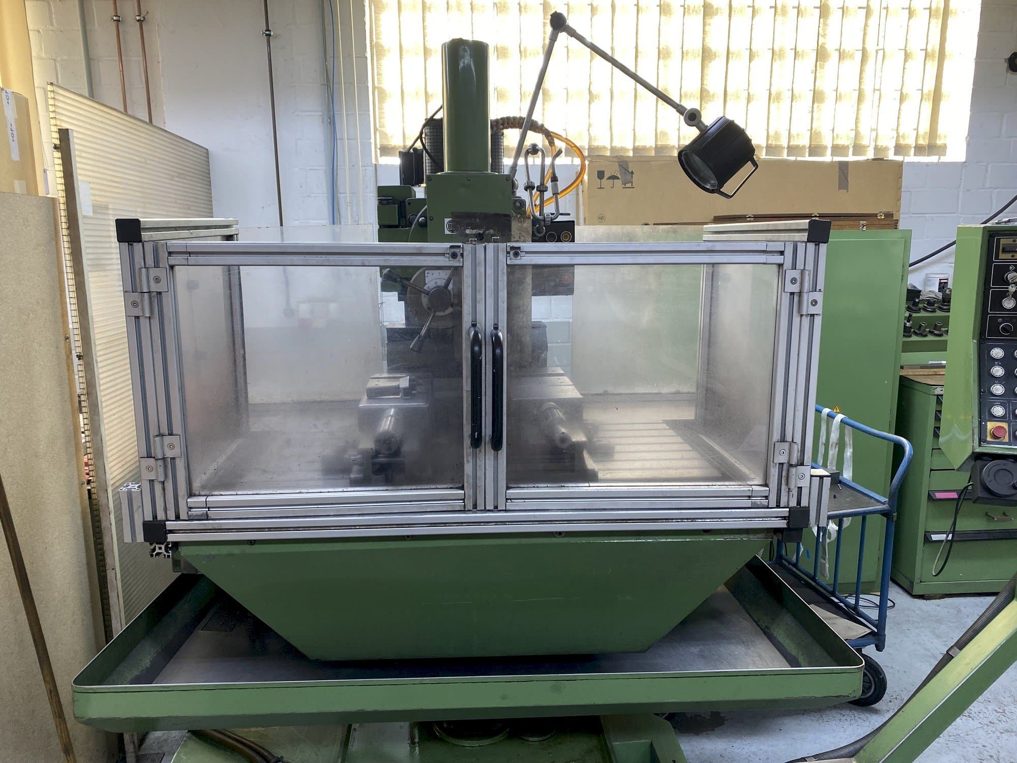 Vista Frontal da HERMLE UWF 1000 máquina