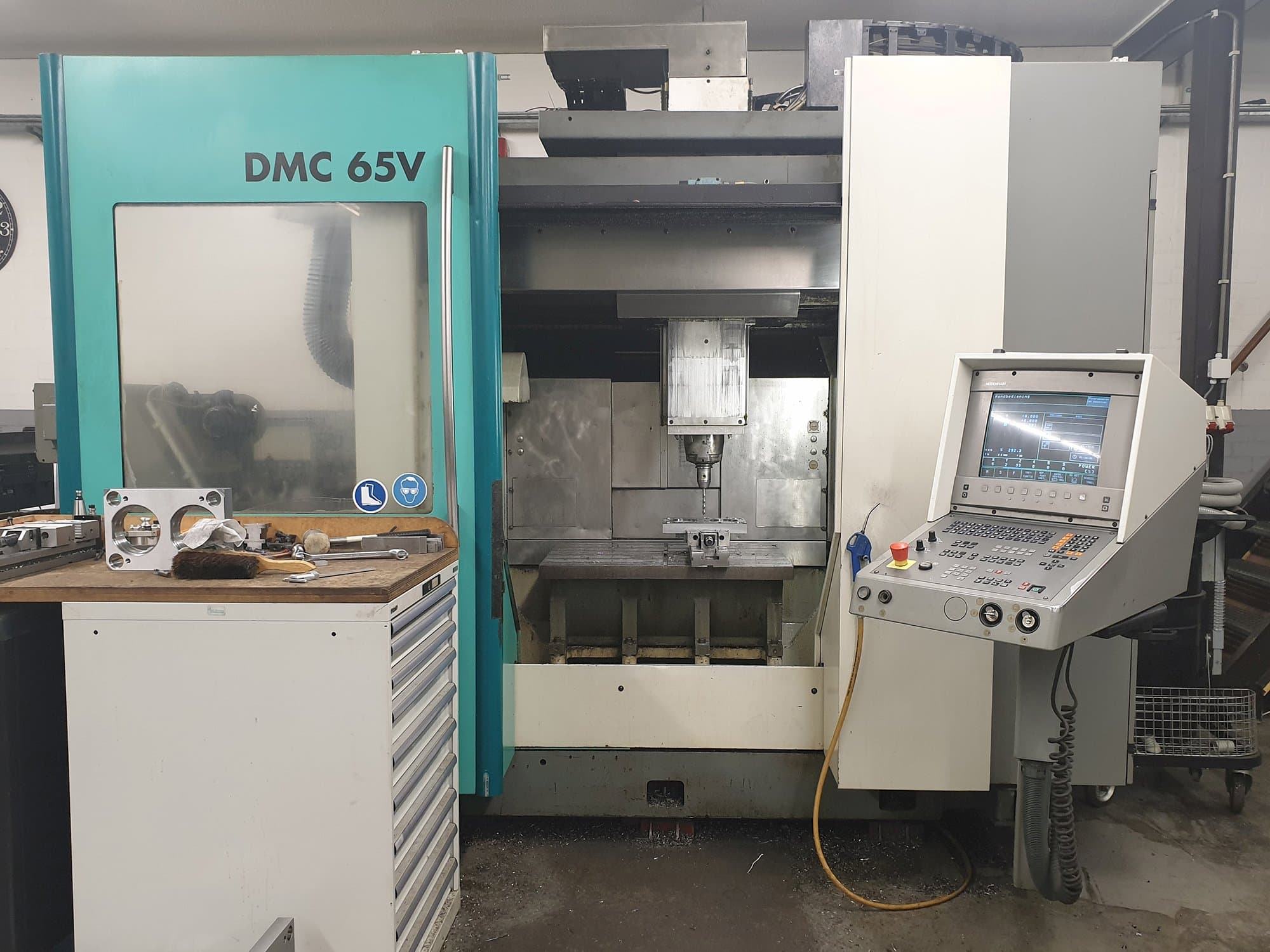 Vista Frontal  da DECKEL MAHO DMC 65V  máquina