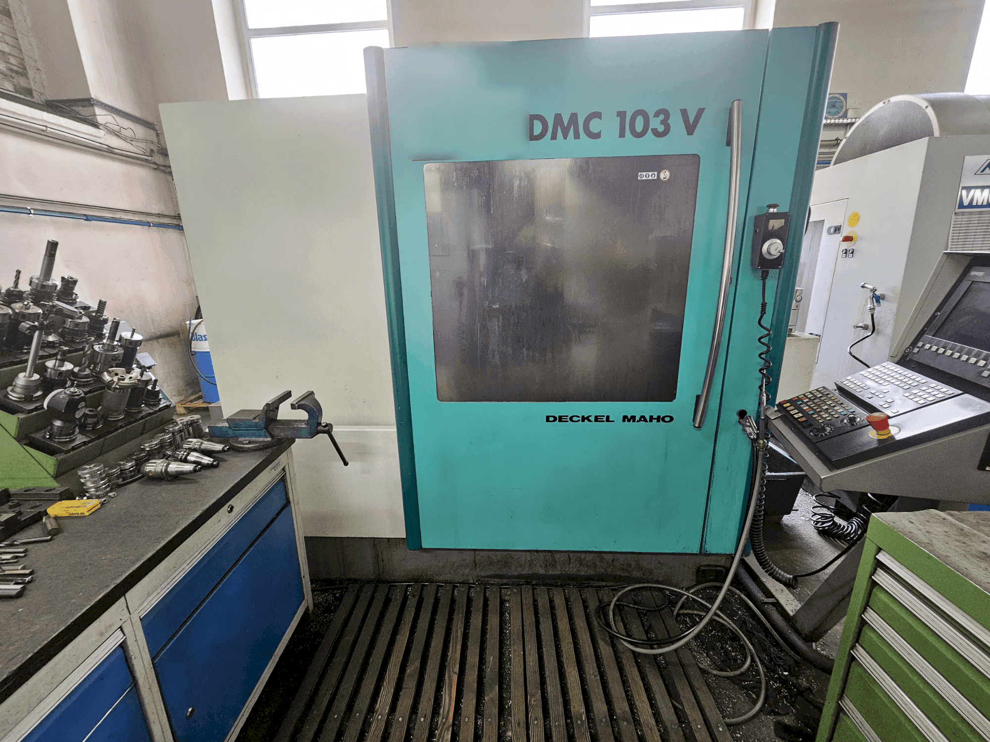 Vista Frontal da DECKEL MAHO DMC 103V máquina