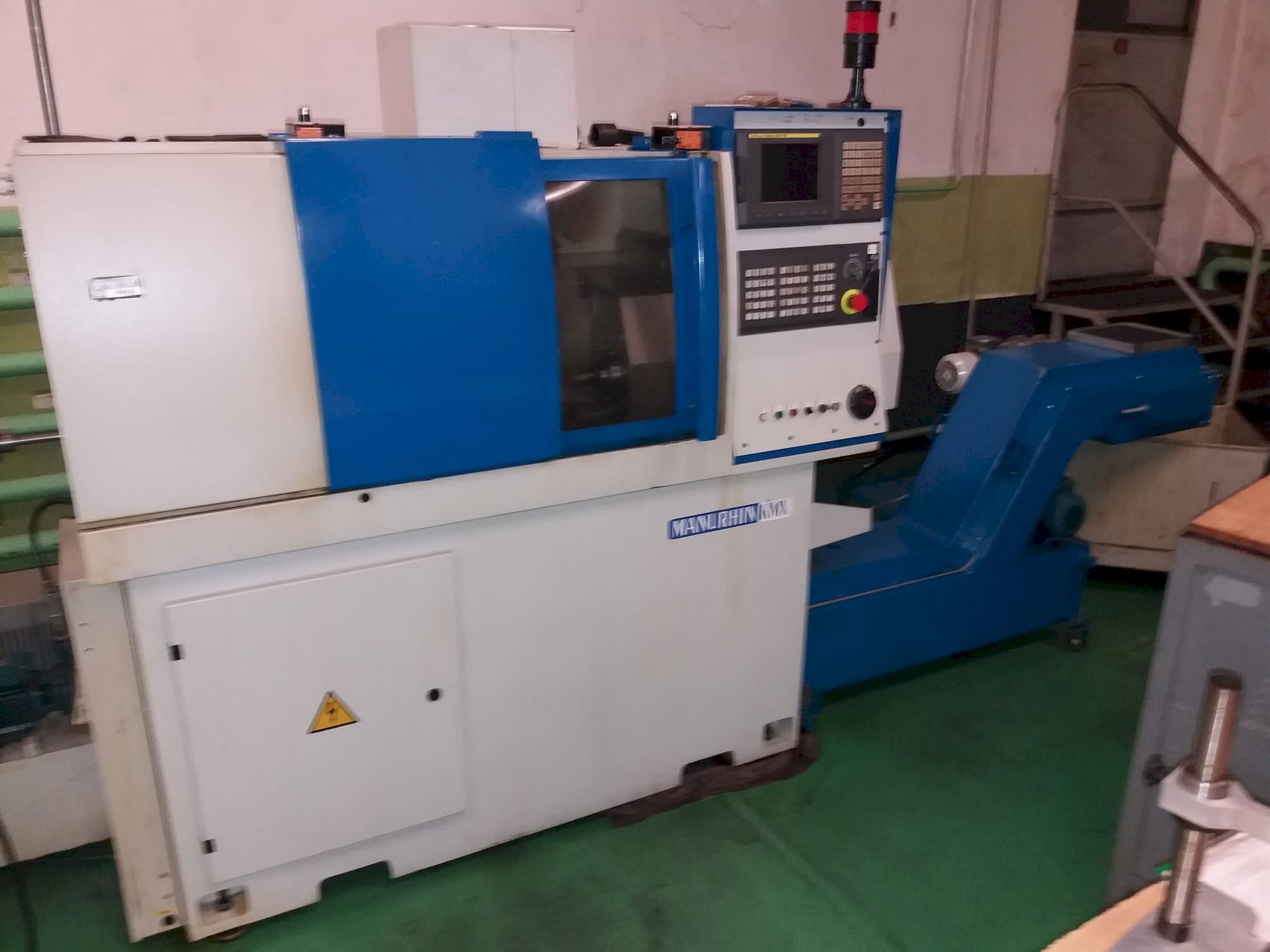 Vista Frontal da Manurhin KMX 413 máquina
