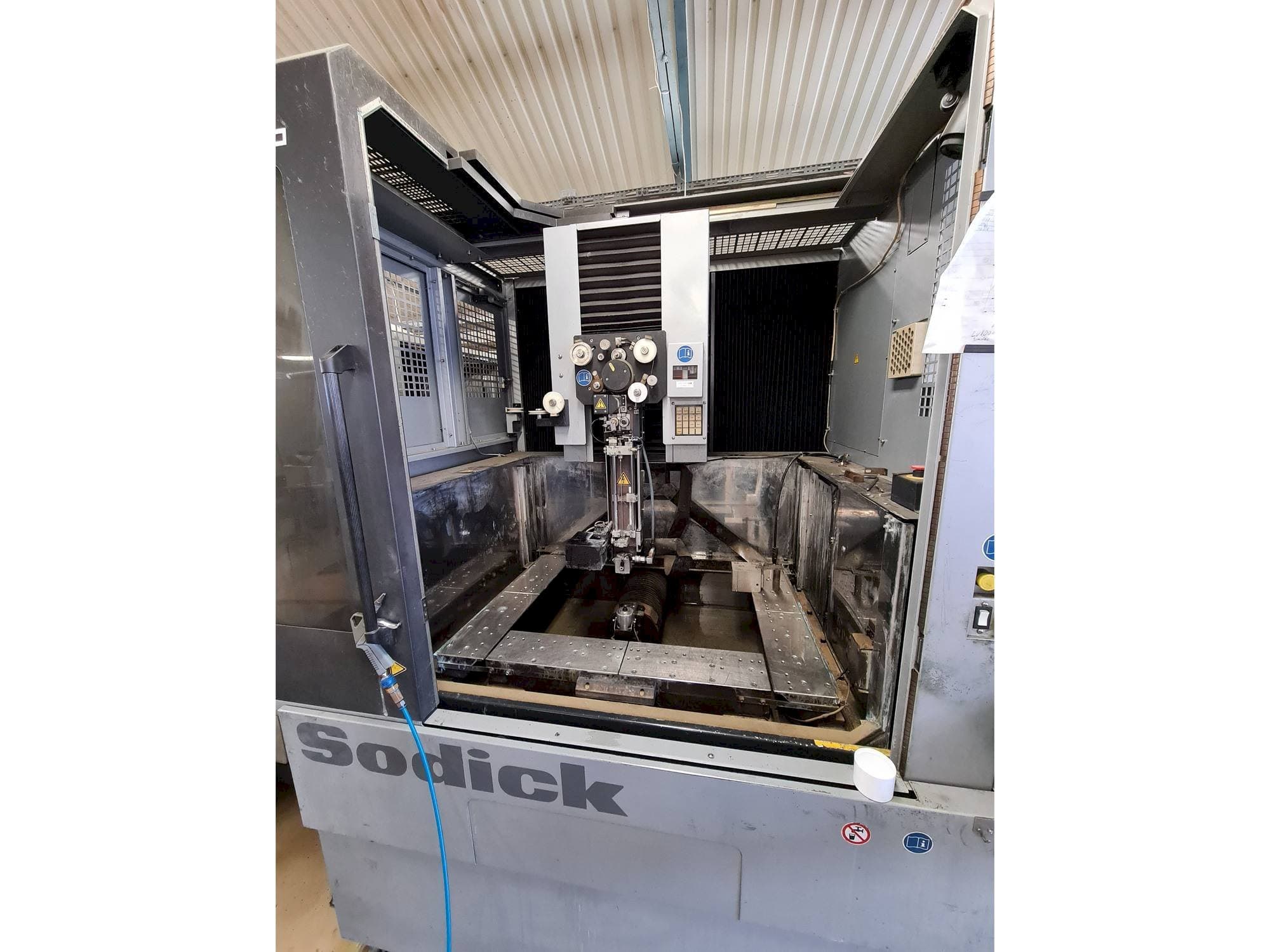 Vista Frontal da Sodick AQ750L máquina