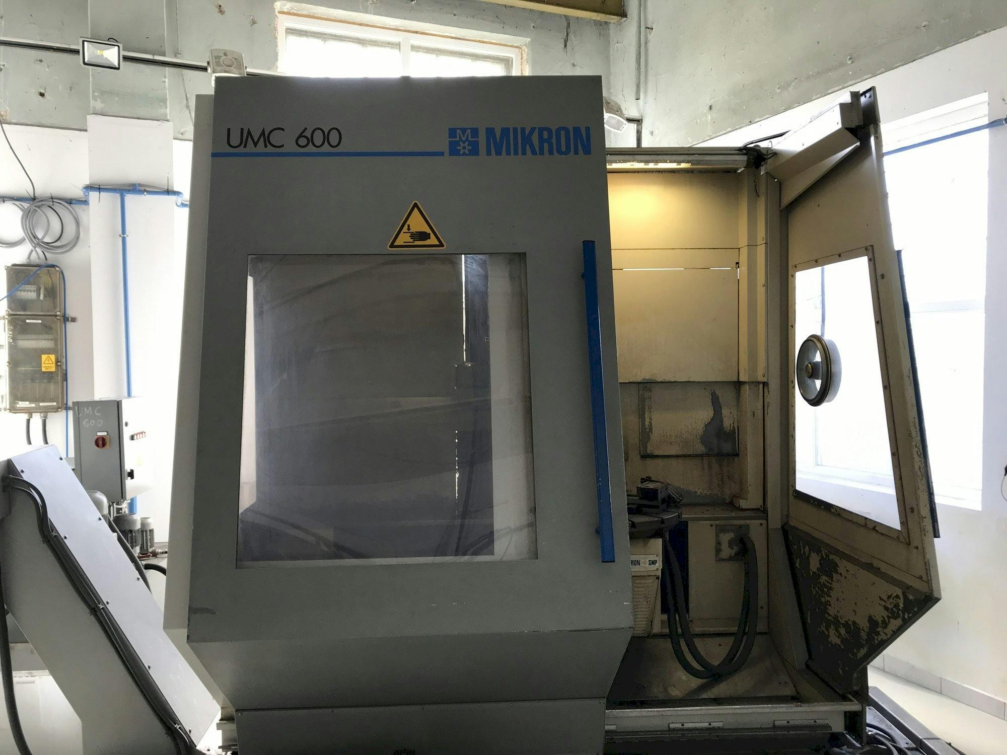 Vista Frontal  da MIKRON UMC 600  máquina