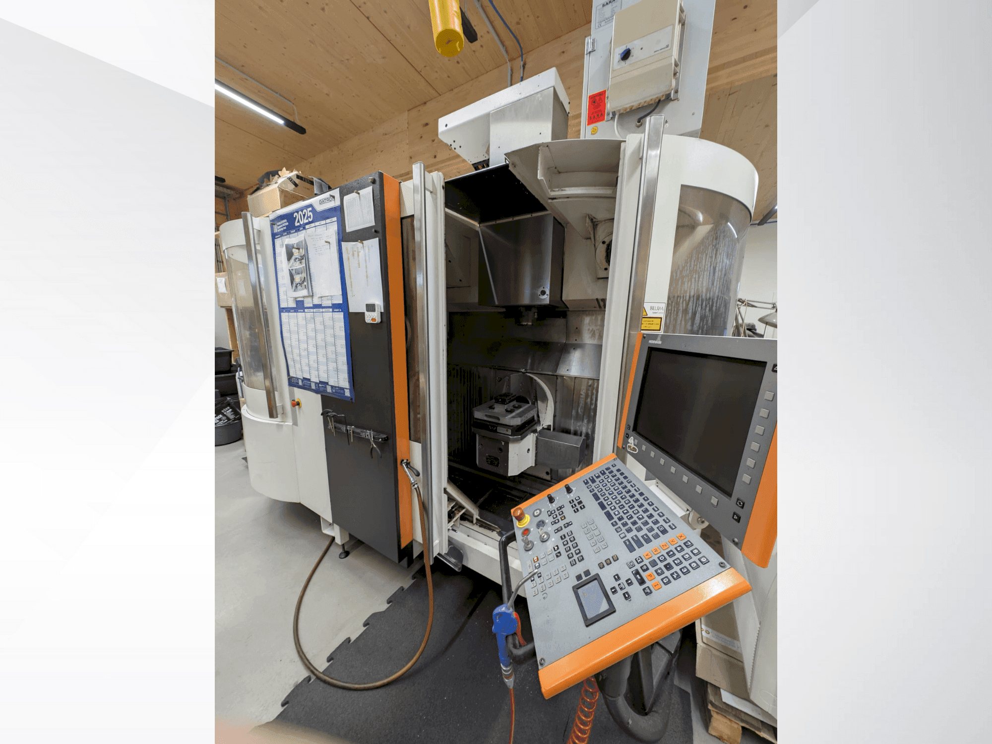 Vista Frontal da MIKRON UCP 600 Vario máquina