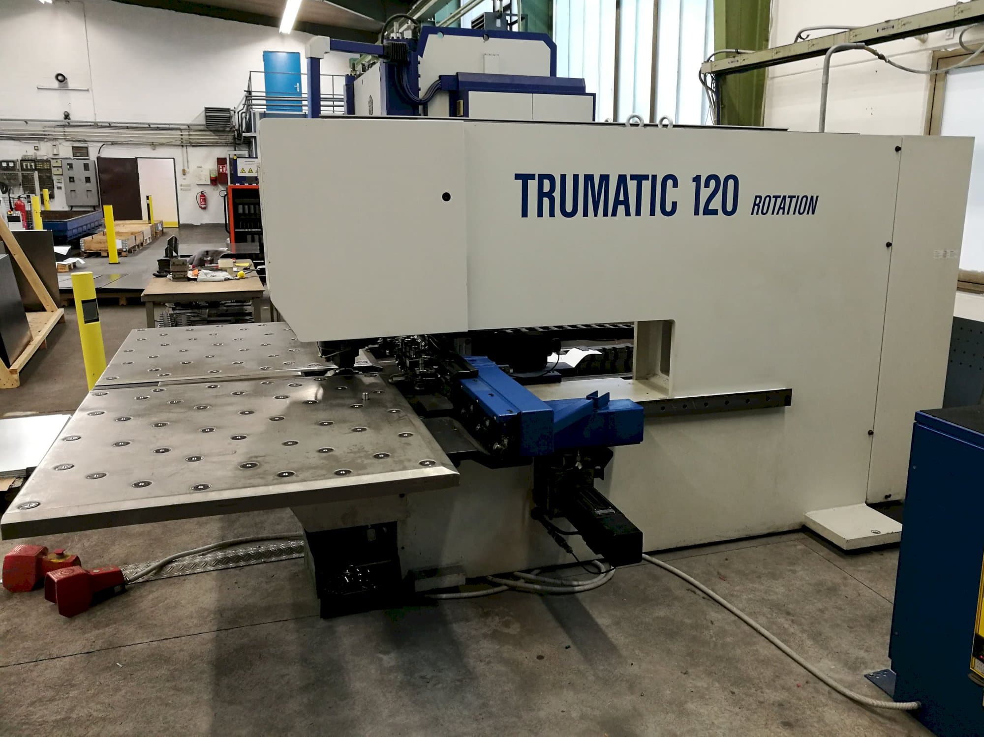 Vista Direita  da Trumpf Trumatic 120R  máquina