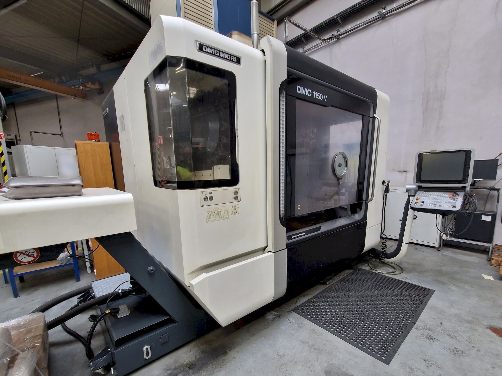Vista Lateral Esquerda da DMG MORI DMC 1150 V máquina