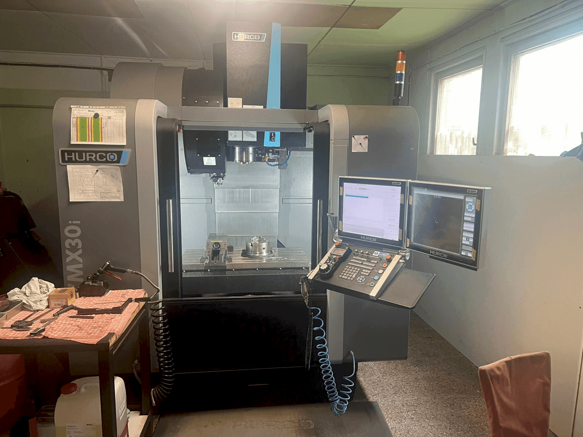 Vista Frontal  da Hurco VMX30i  máquina