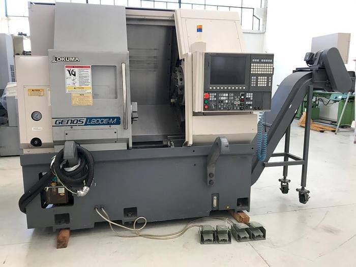 Vista Frontal  da Okuma Genos L200E-MY  máquina