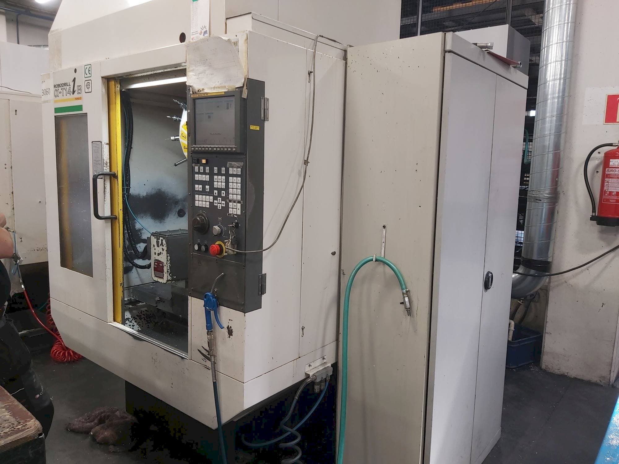 Vista Frontal  da FANUC Robodrill Alpha T14iB  máquina