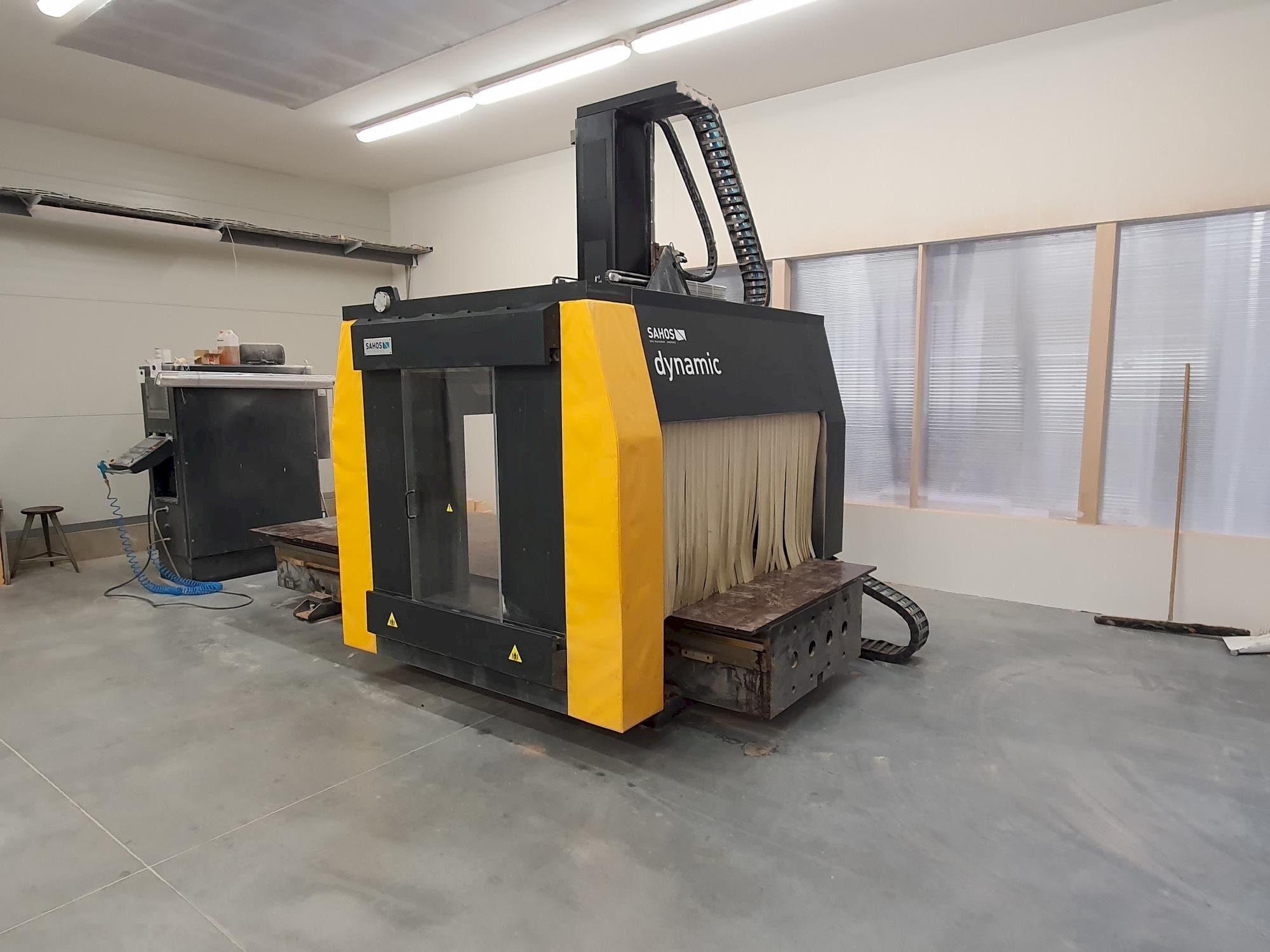 Vista Frontal  da Sahos Dynamic FC 3000 CNC 5X  máquina