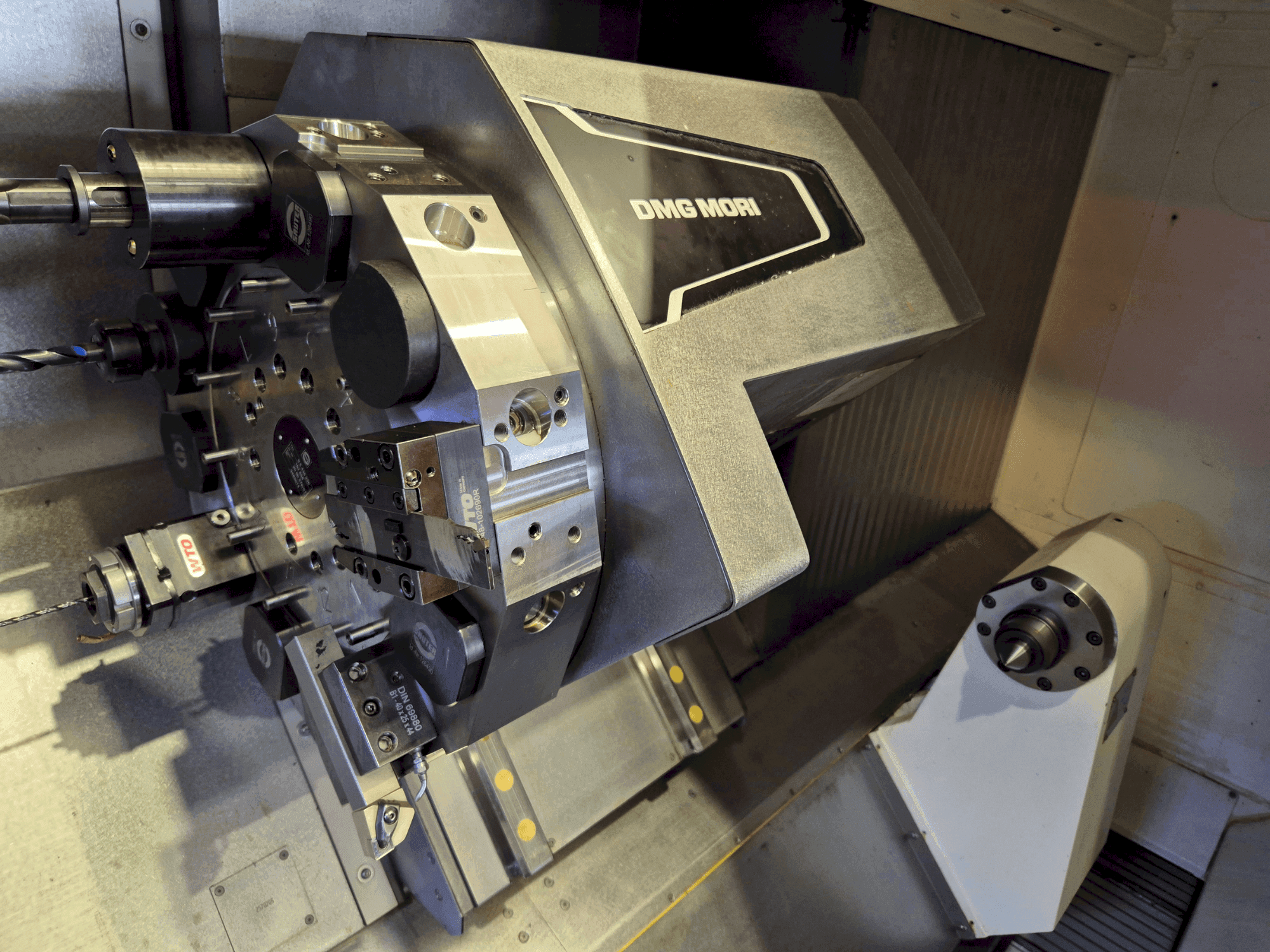 Vista Frontal da DMG MORI CLX 550 V4 máquina