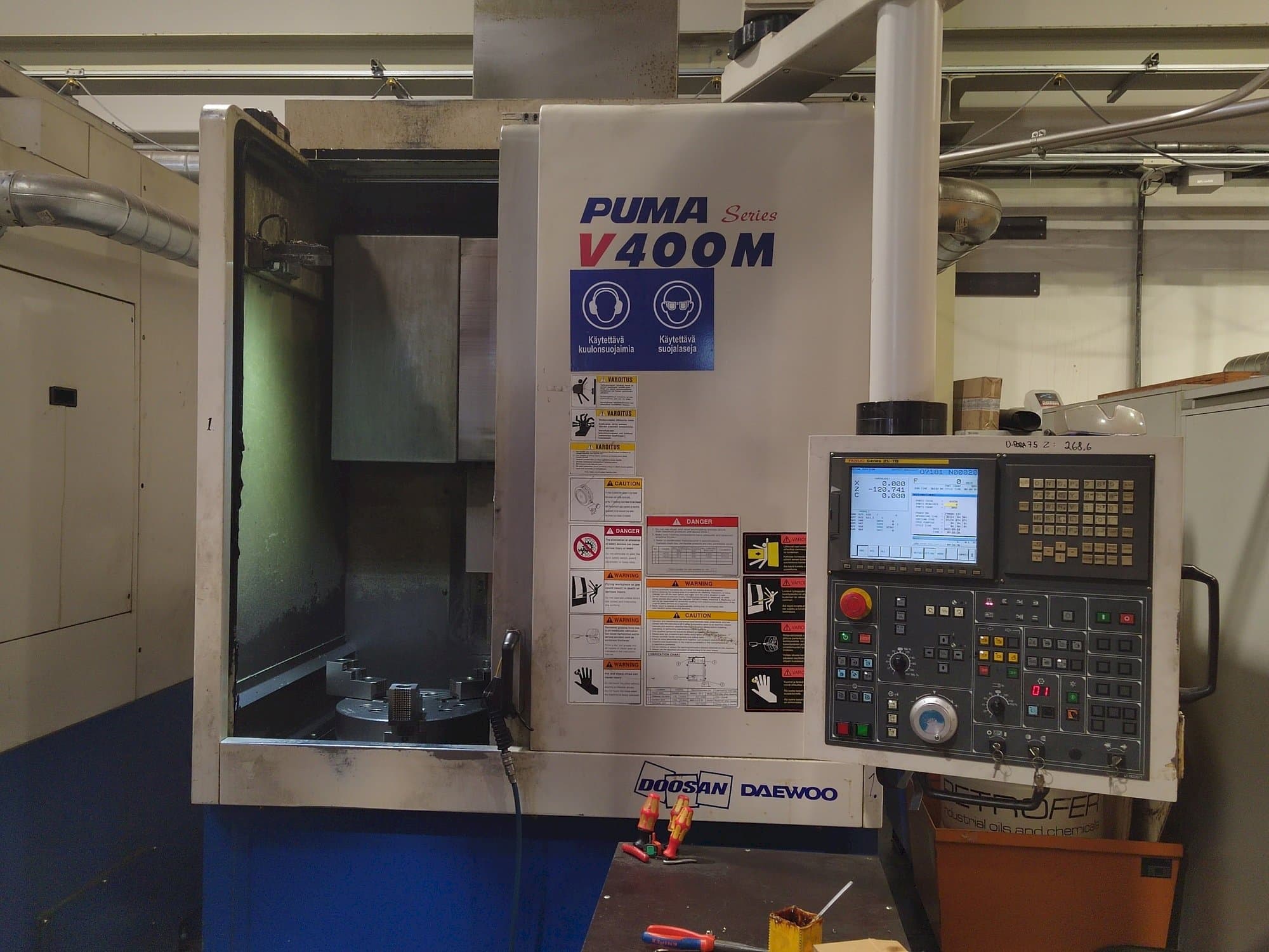 Vista Frontal da Doosan Puma V400M máquina