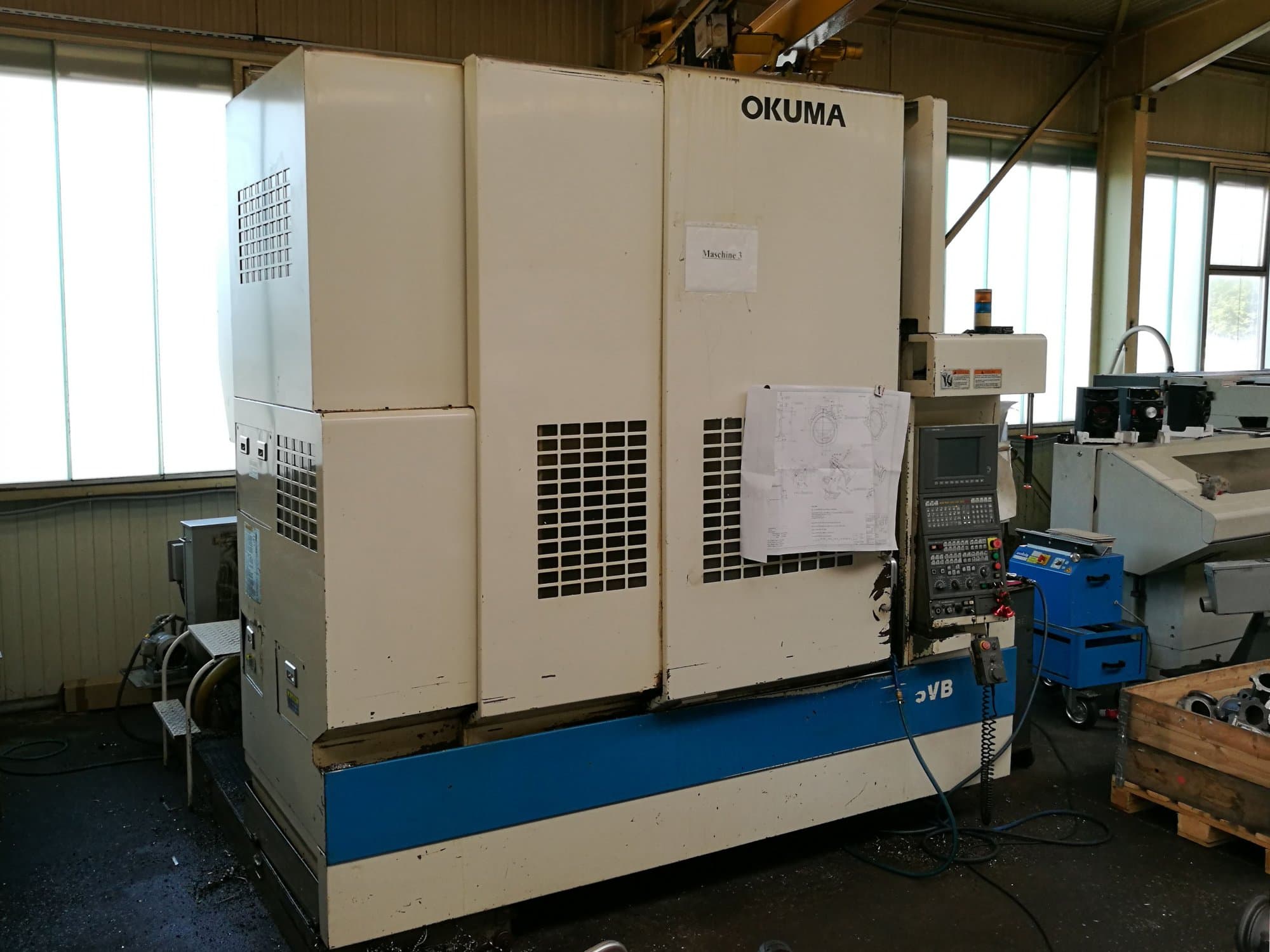 Vista Frontal da Okuma MX55 VB máquina