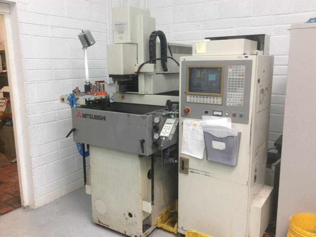 Vista Frontal  da Mitsubishi EX 8  máquina