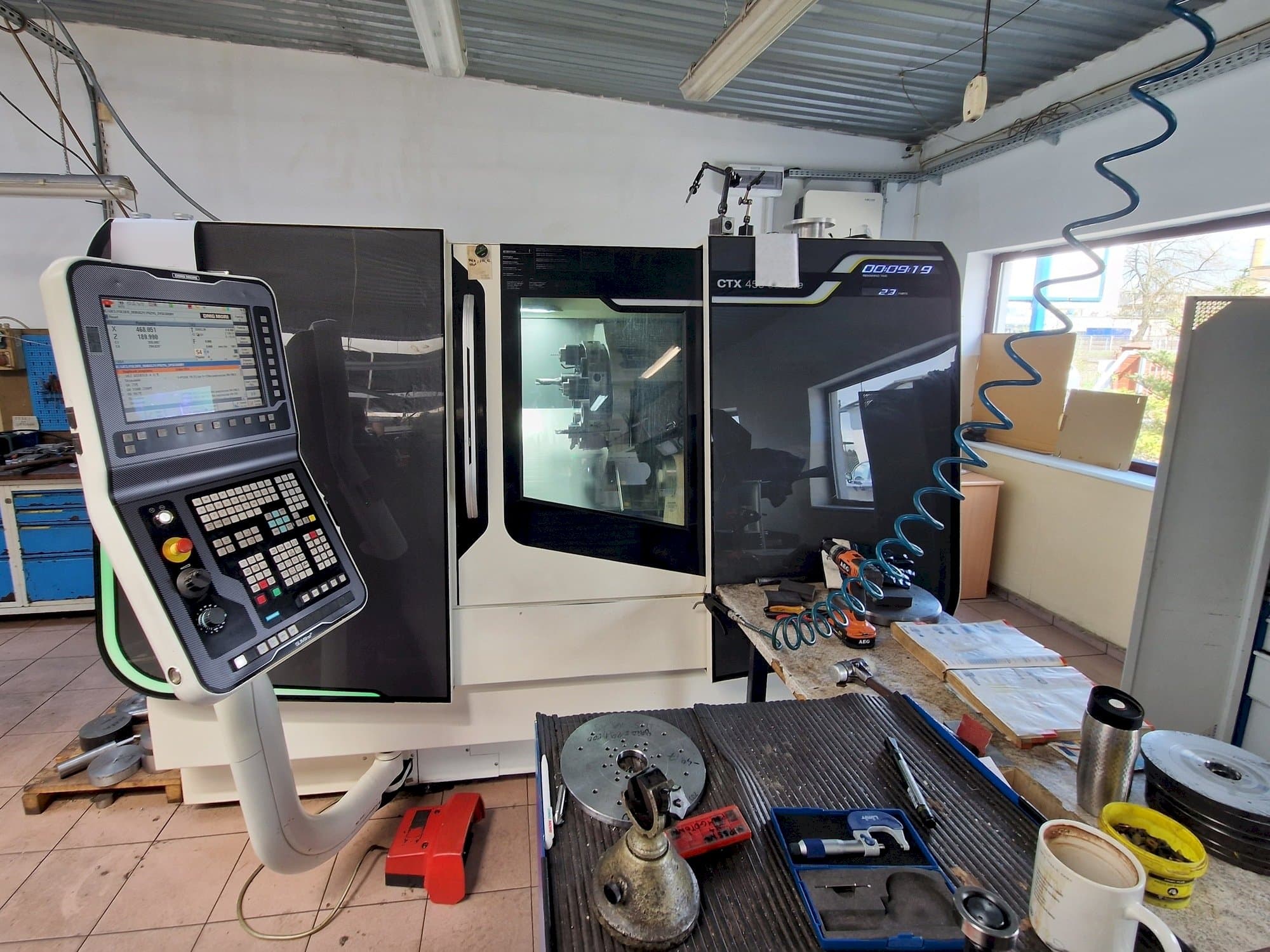 Vista Frontal  da DMG MORI CTX 450 ecoline  máquina
