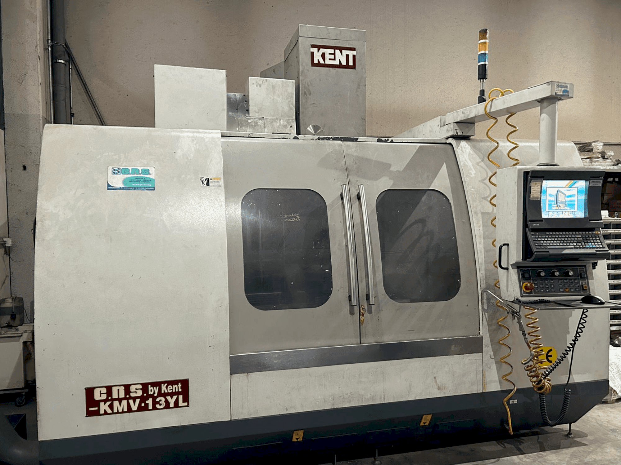 Vista Frontal  da Kent KMV 13 YL  máquina