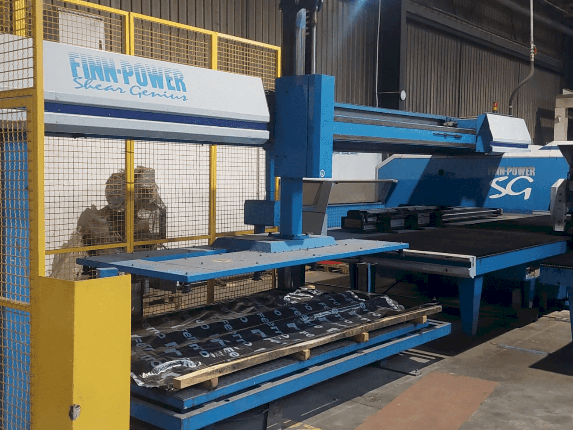 Vista Frontal  da Finn-Power Shear Genius TRS 6 SBU  máquina