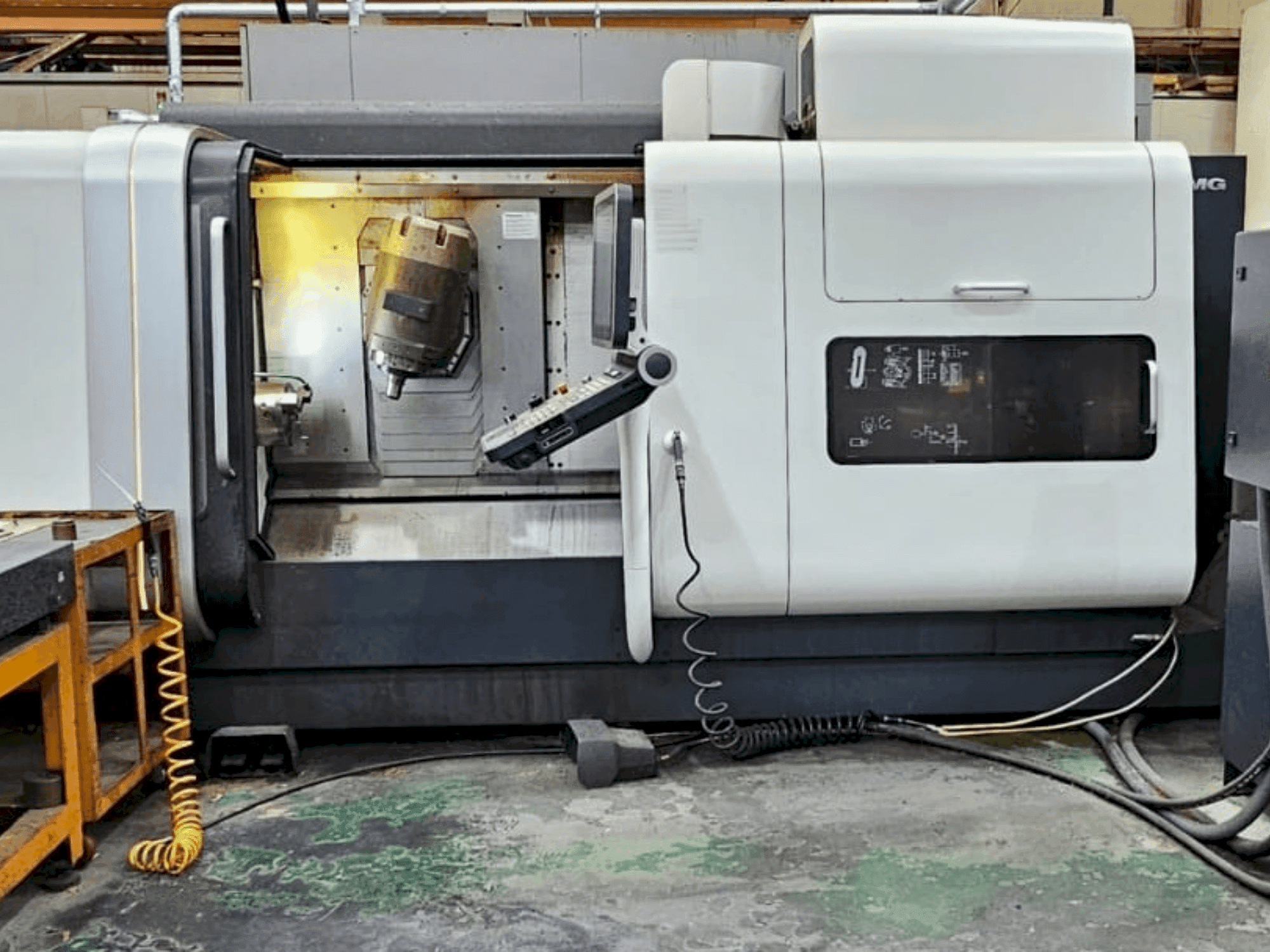 Vista Frontal da DMG MORI CTX 1250 TC máquina