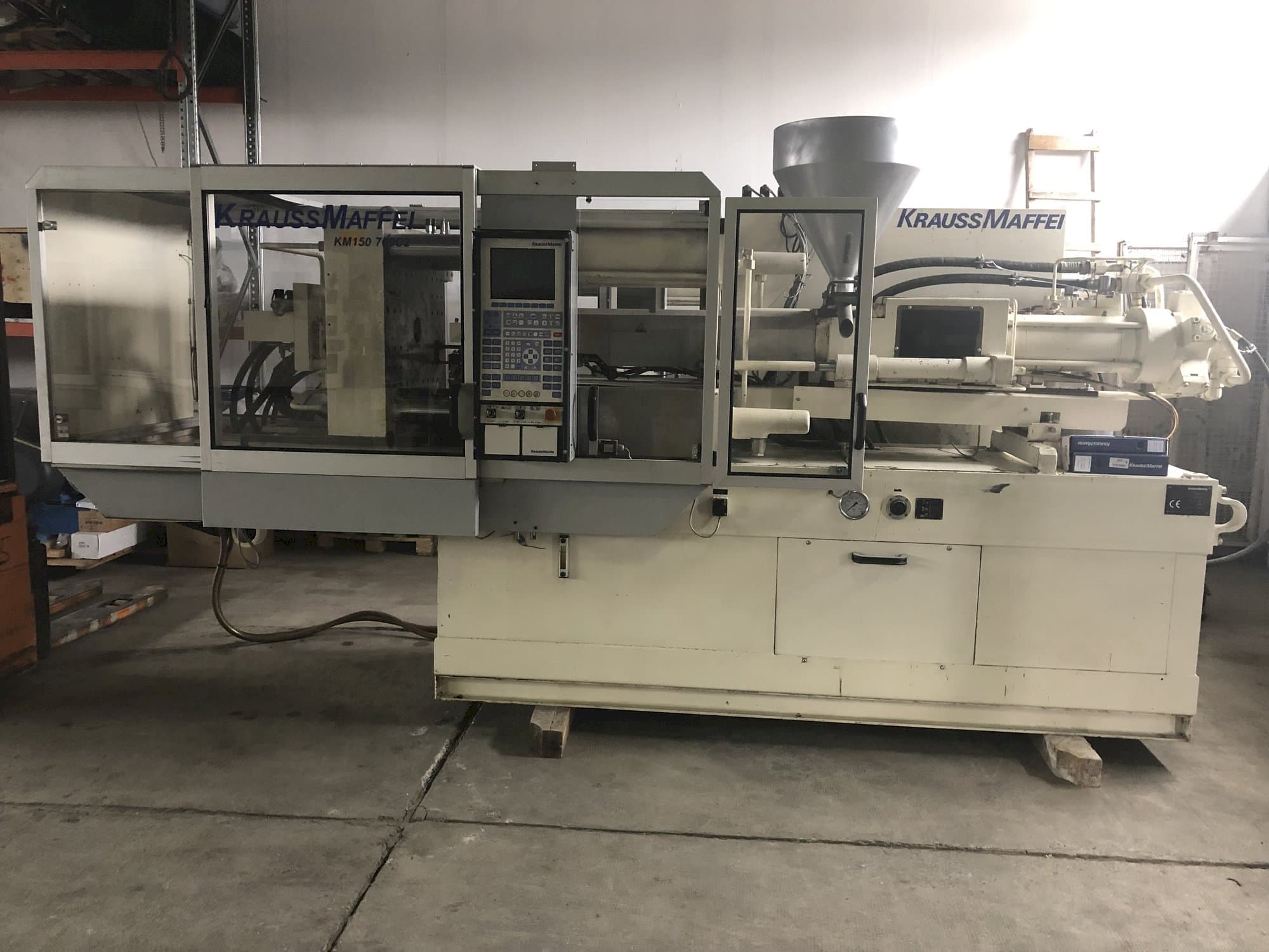 Vista Frontal da Krauss Maffei 150-700 C2 máquina