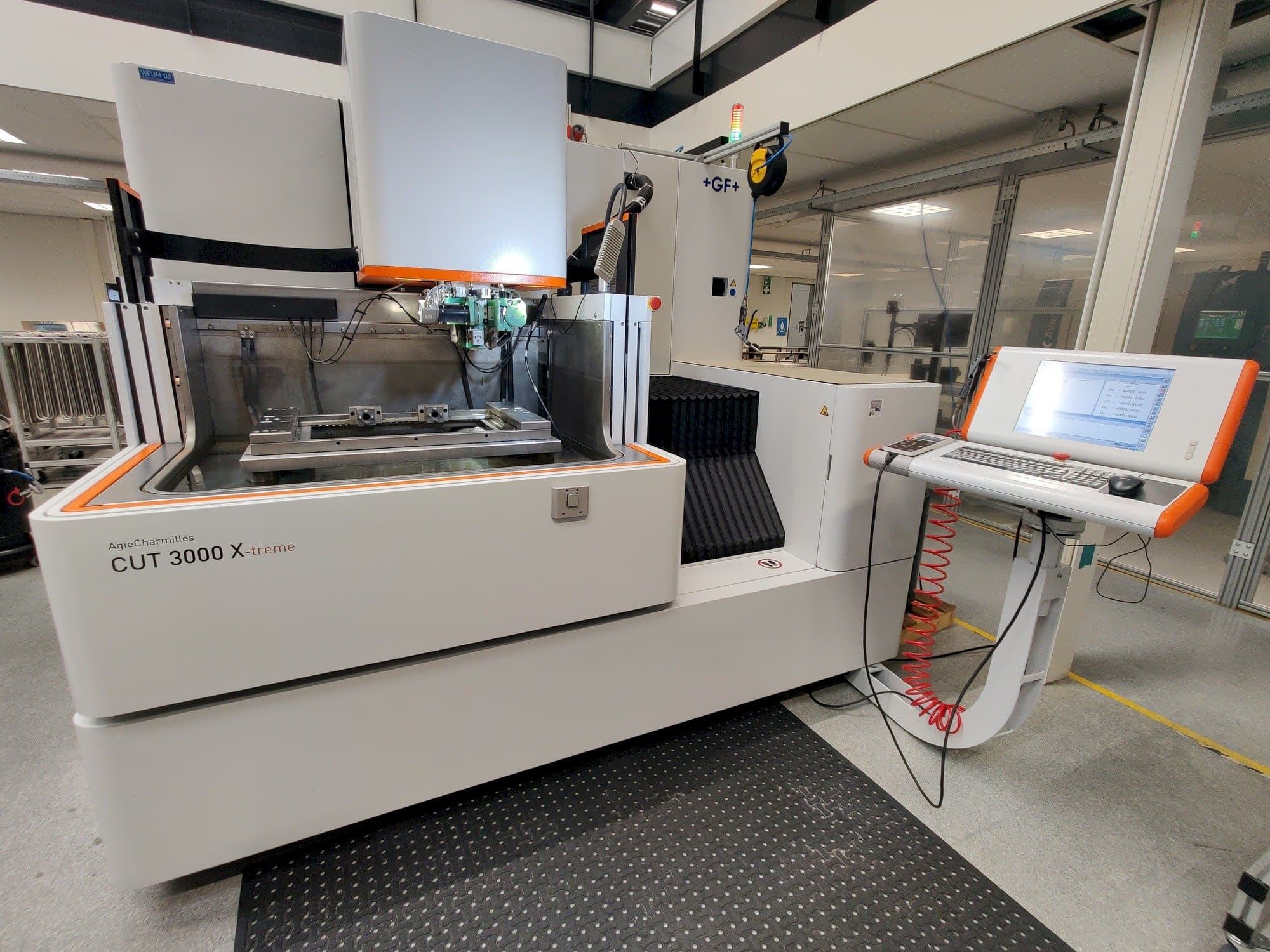 Vista Frontal  da GF AgieCharmilles CUT 3000 X  máquina