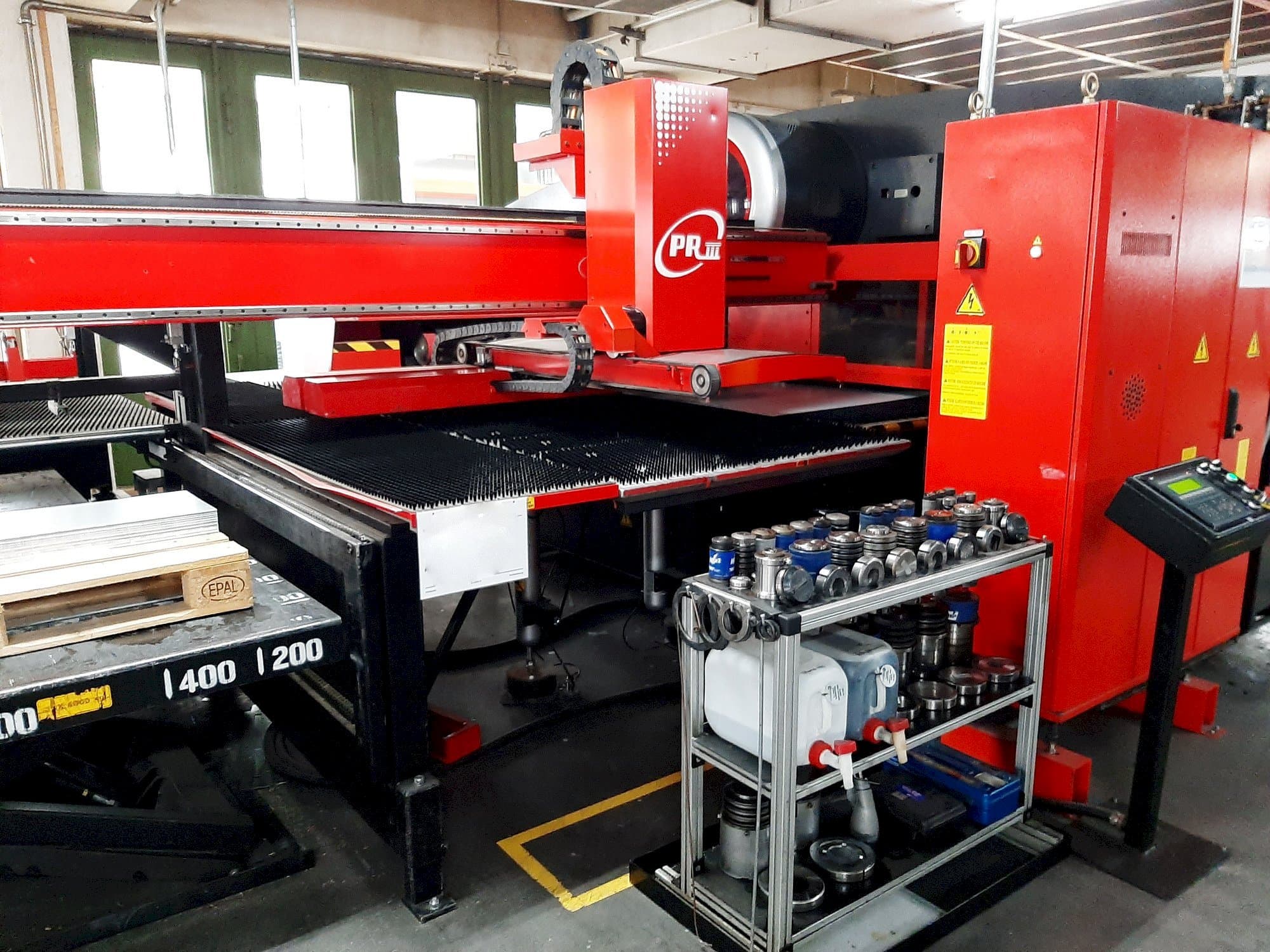 Vista Frontal da AMADA EMK 3610NT máquina