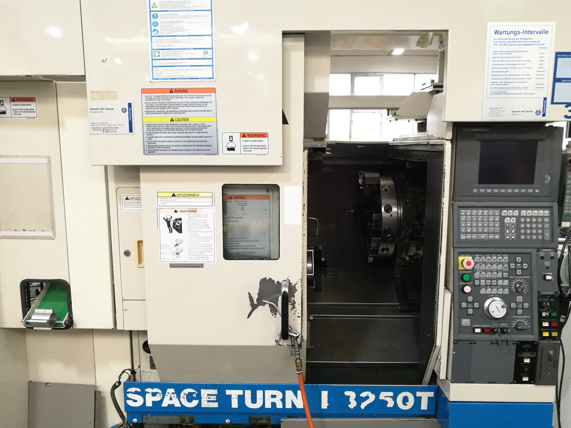 Vista Frontal da Okuma SPACE TURN LB250T máquina