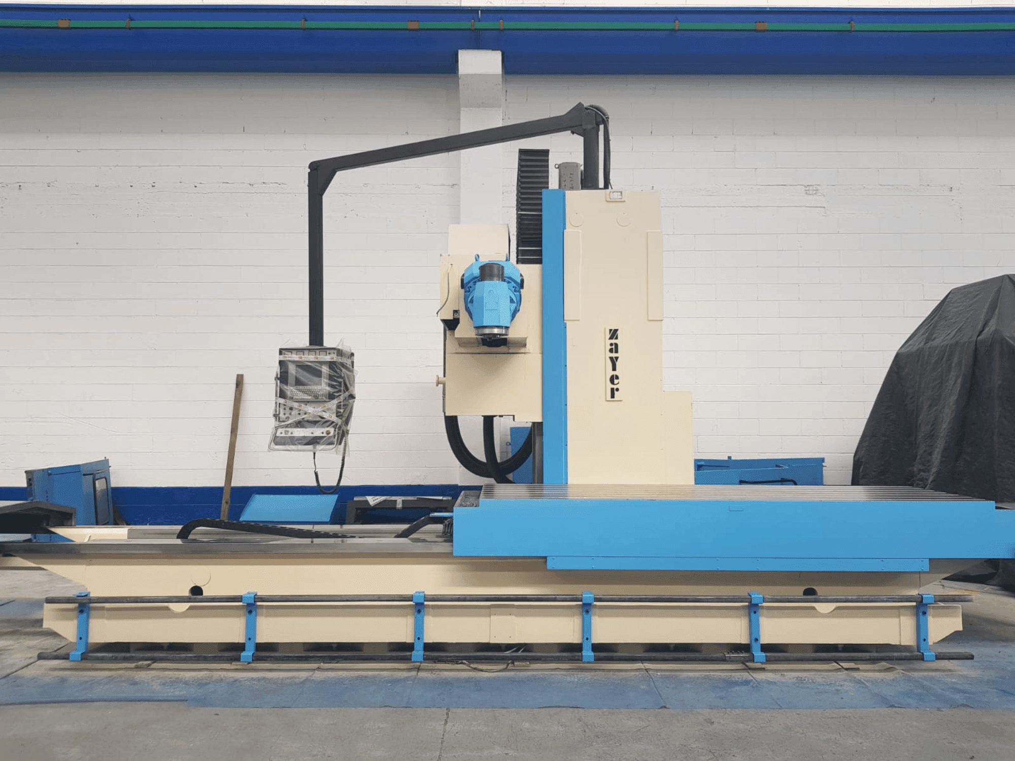 Vista Frontal da Zayer 30KF 3000 máquina